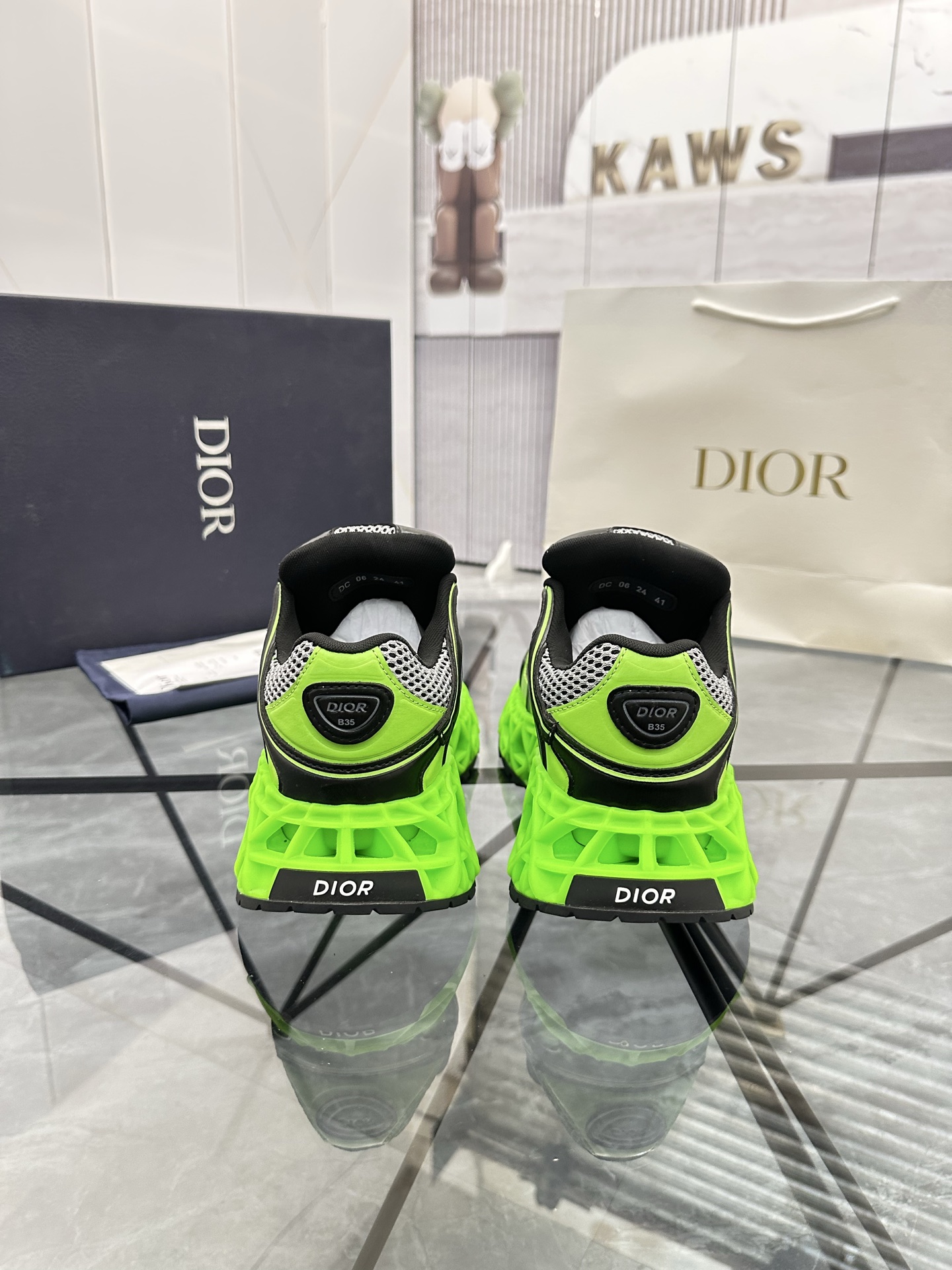 Precio de venta: P350 Guangzhou Top Quality [Trademark: Dior*] Low-top trainers Talla: 39-44 (se pue