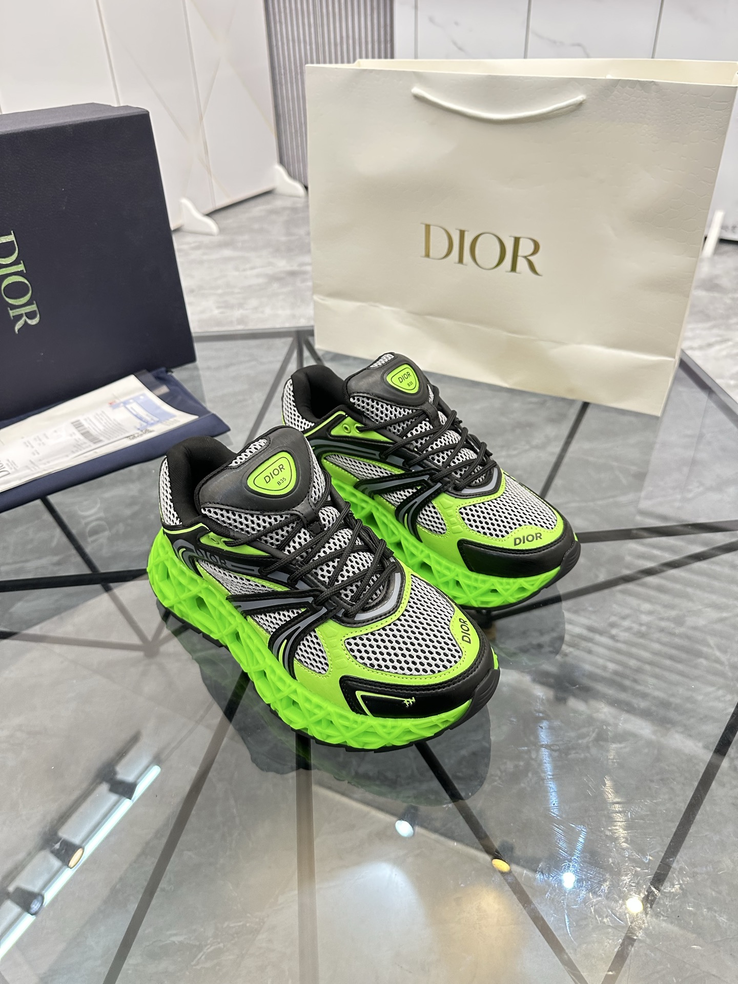 Precio de venta: P350 Guangzhou Top Quality [Trademark: Dior*] Low-top trainers Talla: 39-44 (se pue