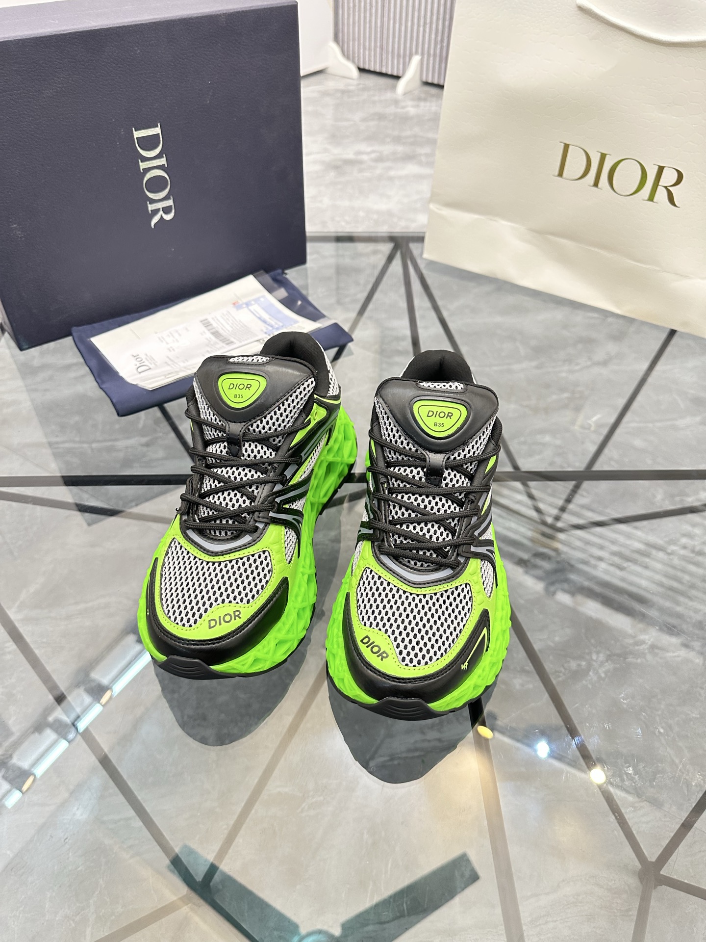 Precio de venta: P350 Guangzhou Top Quality [Trademark: Dior*] Low-top trainers Talla: 39-44 (se pue