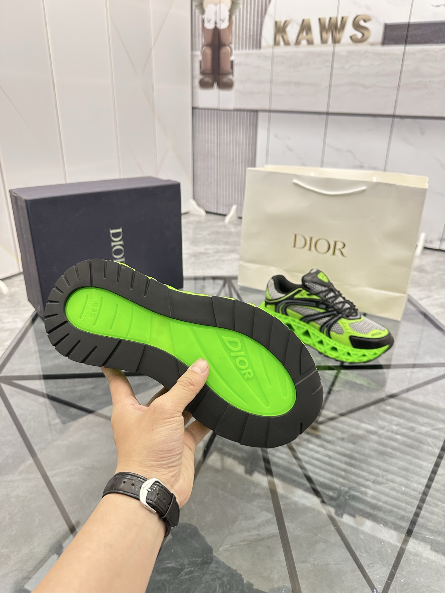 Precio de venta: P350 Guangzhou Top Quality [Trademark: Dior*] Low-top trainers Talla: 39-44 (se pue