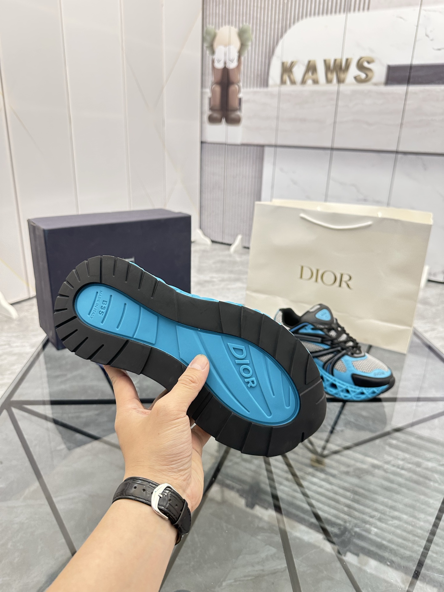 Precio de venta: P350 Guangzhou Top Quality [Trademark: Dior*] Low-top trainers Talla: 39-44 (se pue