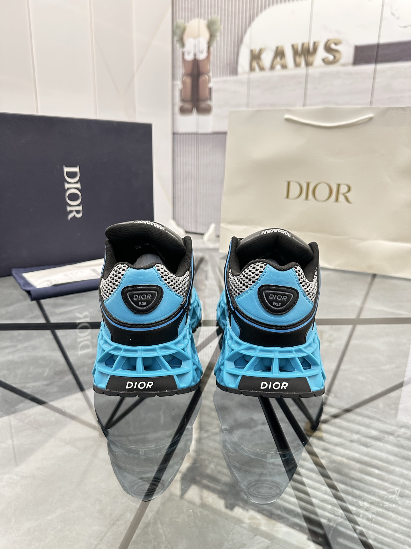 Precio de venta: P350 Guangzhou Top Quality [Trademark: Dior*] Low-top trainers Talla: 39-44 (se pue