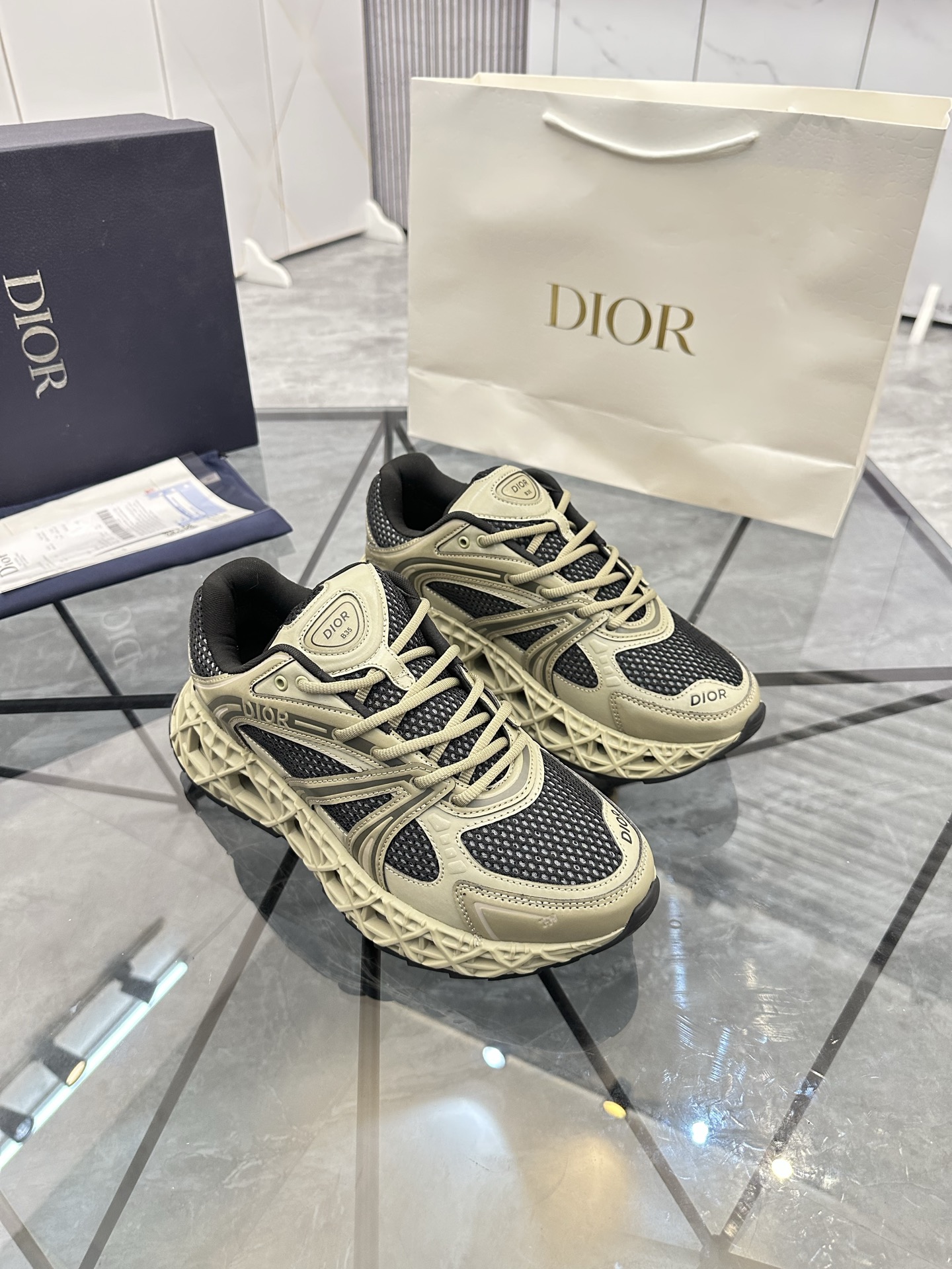 Precio de venta: P350 Guangzhou Top Quality [Trademark: Dior*] Low-top trainers Talla: 39-44 (se pue