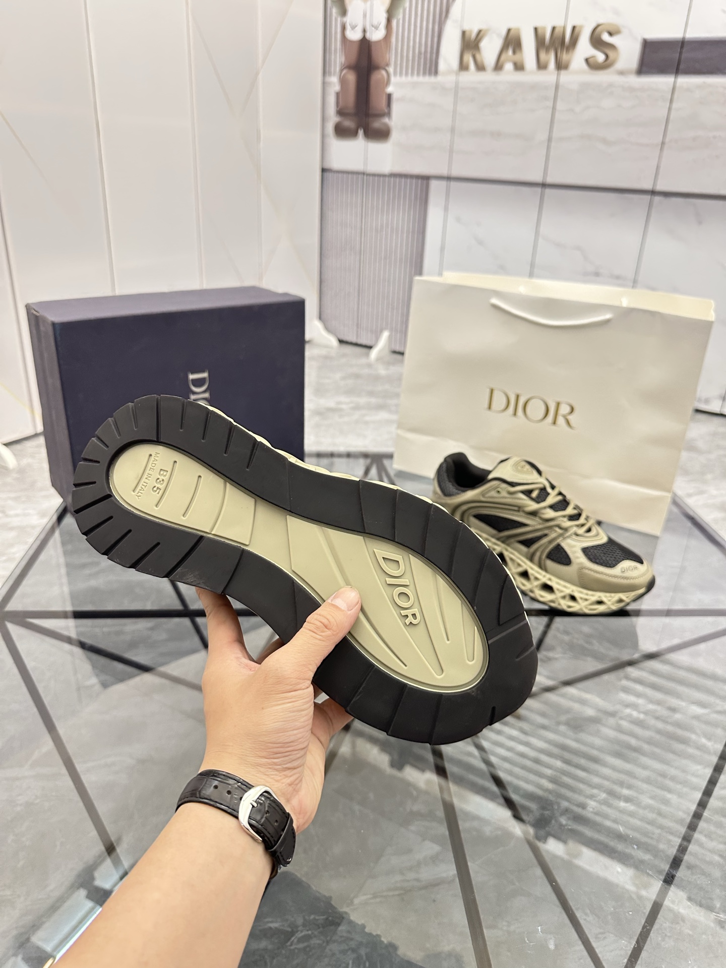 Precio de venta: P350 Guangzhou Top Quality [Trademark: Dior*] Low-top trainers Talla: 39-44 (se pue