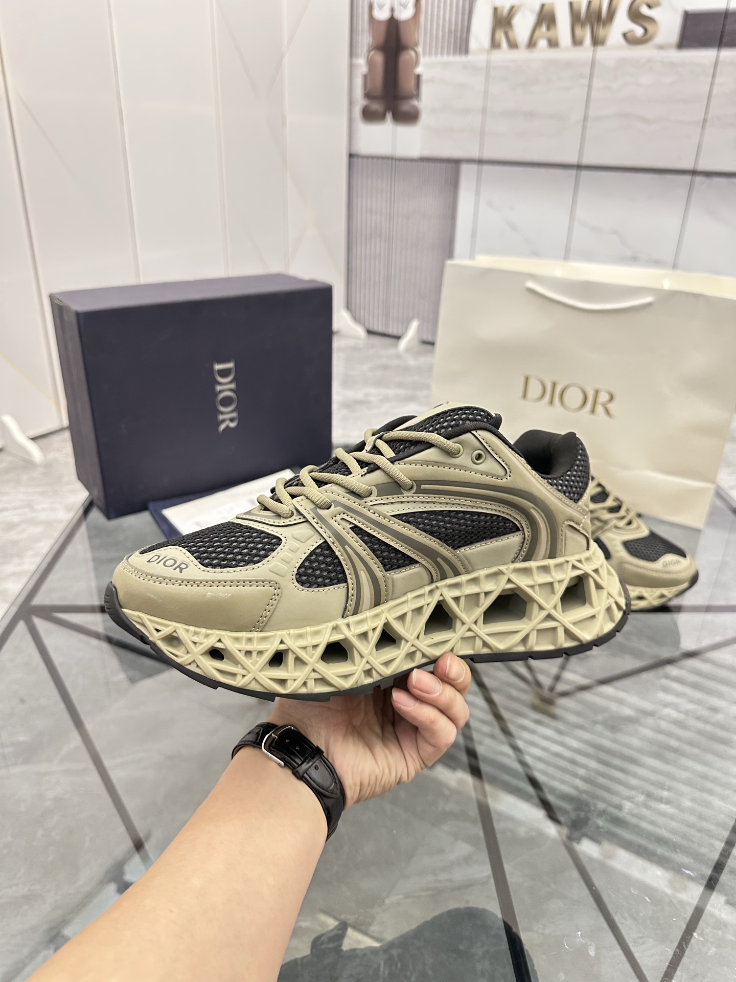 Precio de venta: P350 Guangzhou Top Quality [Trademark: Dior*] Low-top trainers Talla: 39-44 (se pue