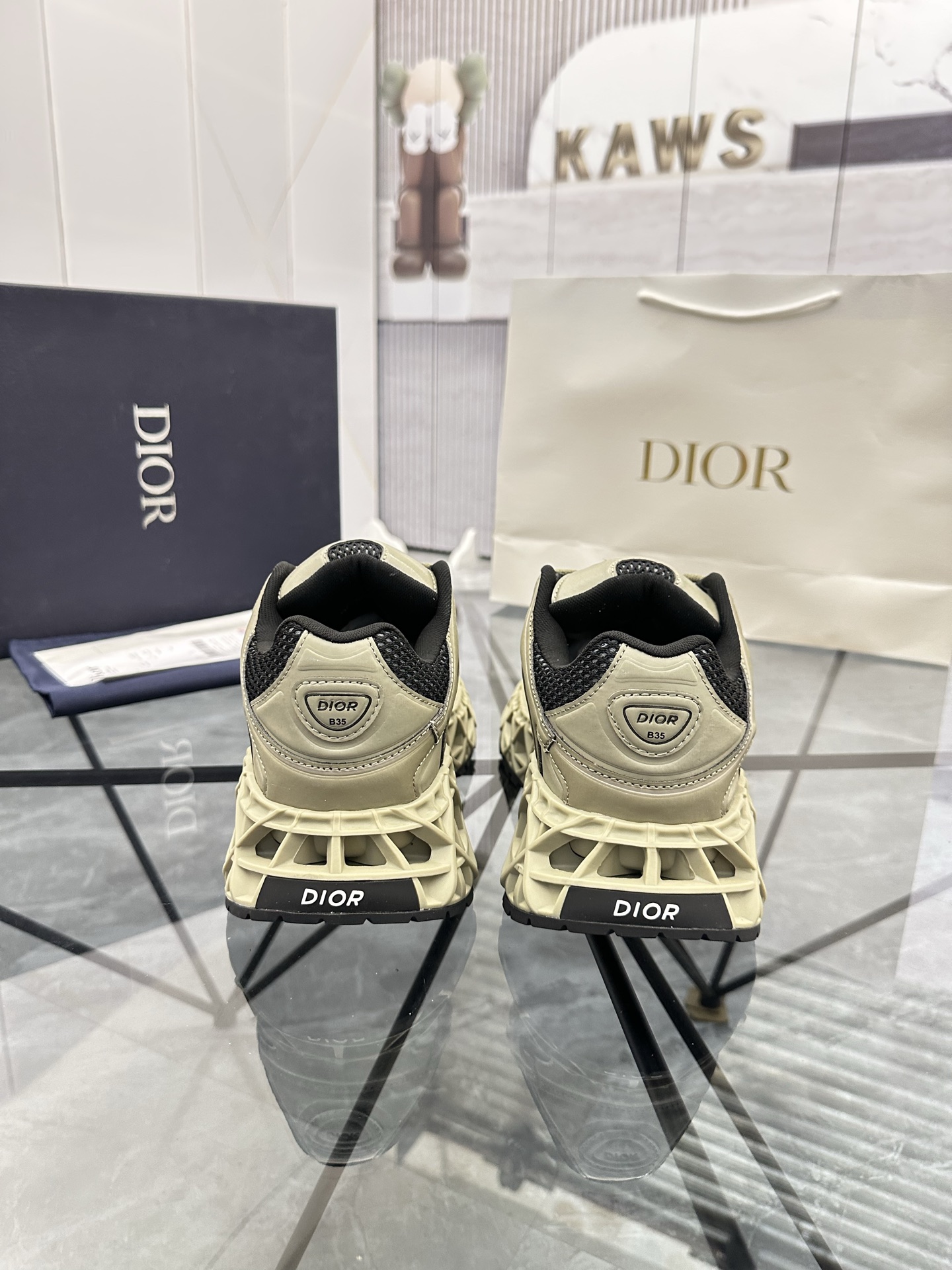 Precio de venta: P350 Guangzhou Top Quality [Trademark: Dior*] Low-top trainers Talla: 39-44 (se pue