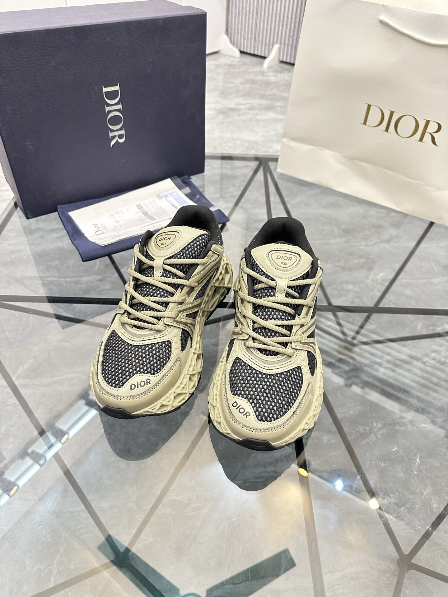 Precio de venta: P350 Guangzhou Top Quality [Trademark: Dior*] Low-top trainers Talla: 39-44 (se pue