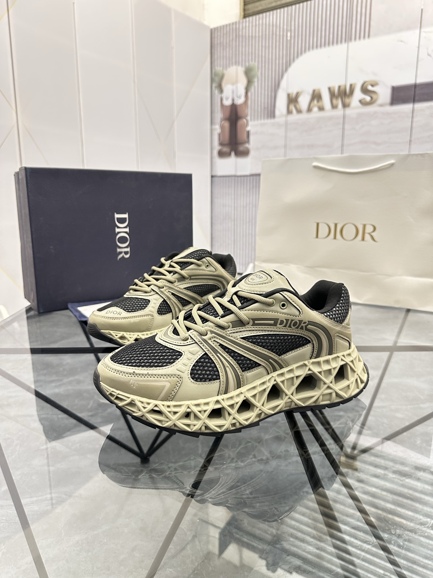 Precio de venta: P350 Guangzhou Top Quality [Trademark: Dior*] Low-top trainers Talla: 39-44 (se pue