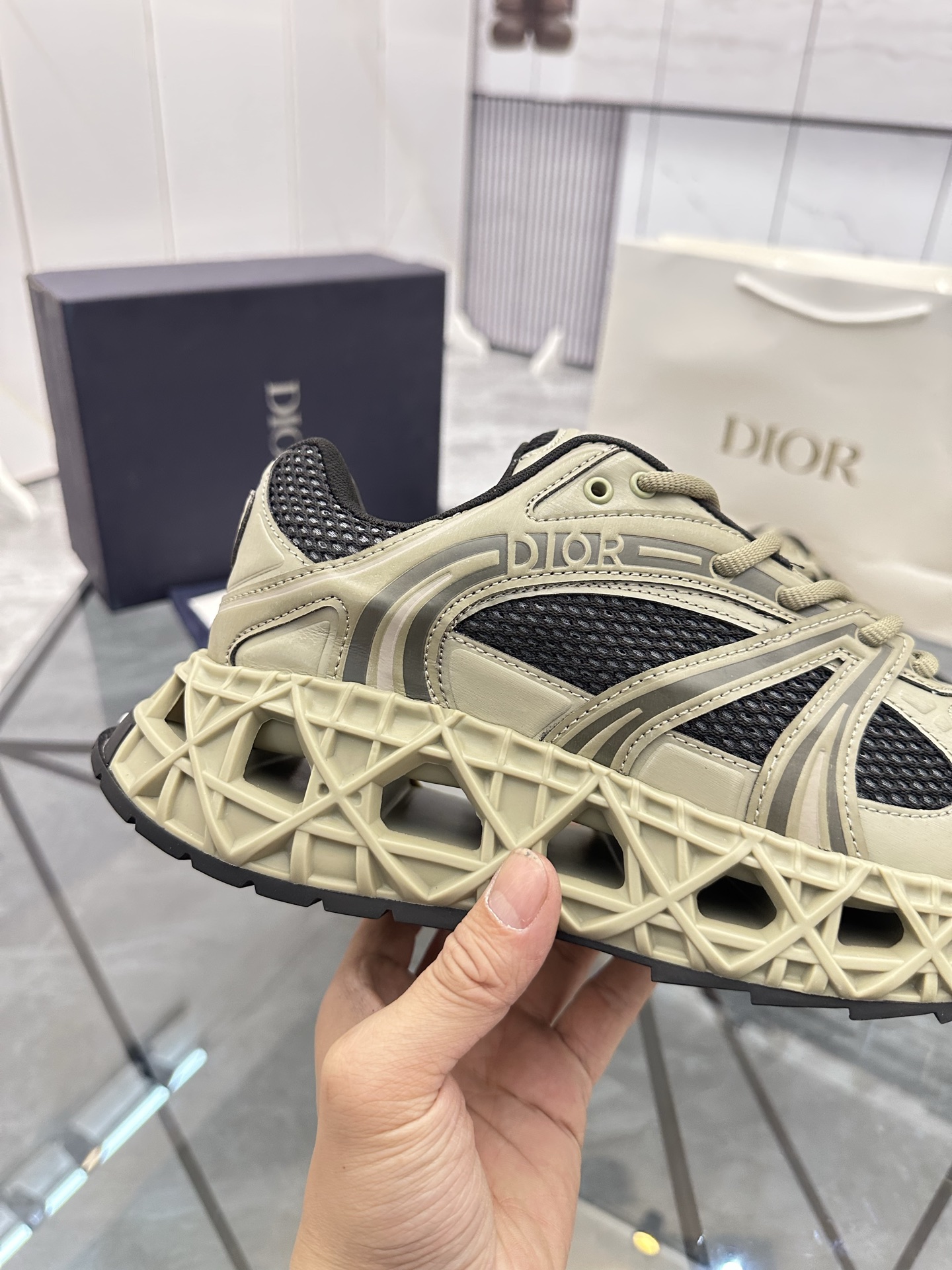 Precio de venta: P350 Guangzhou Top Quality [Trademark: Dior*] Low-top trainers Talla: 39-44 (se pue