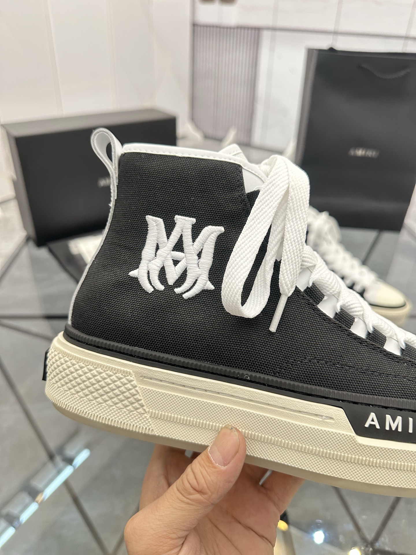 Precio de venta: P250 Guangzhou Top Quality [Marca: AMIRI* "Emil*] High-top Casual Shoes Talla: 39-4