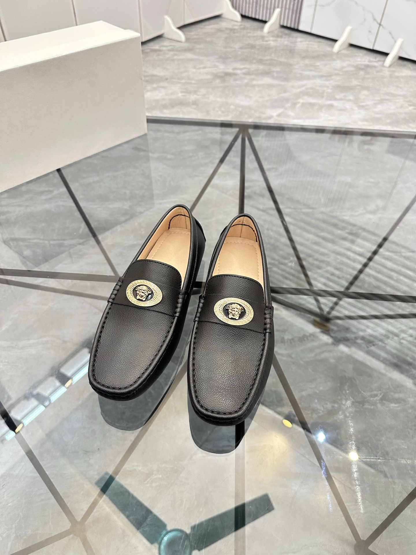 Precio de venta: P170 Marca del producto: Versace* "Versace*" Soya Bean Shoes Talla: 38-44 (Se puede