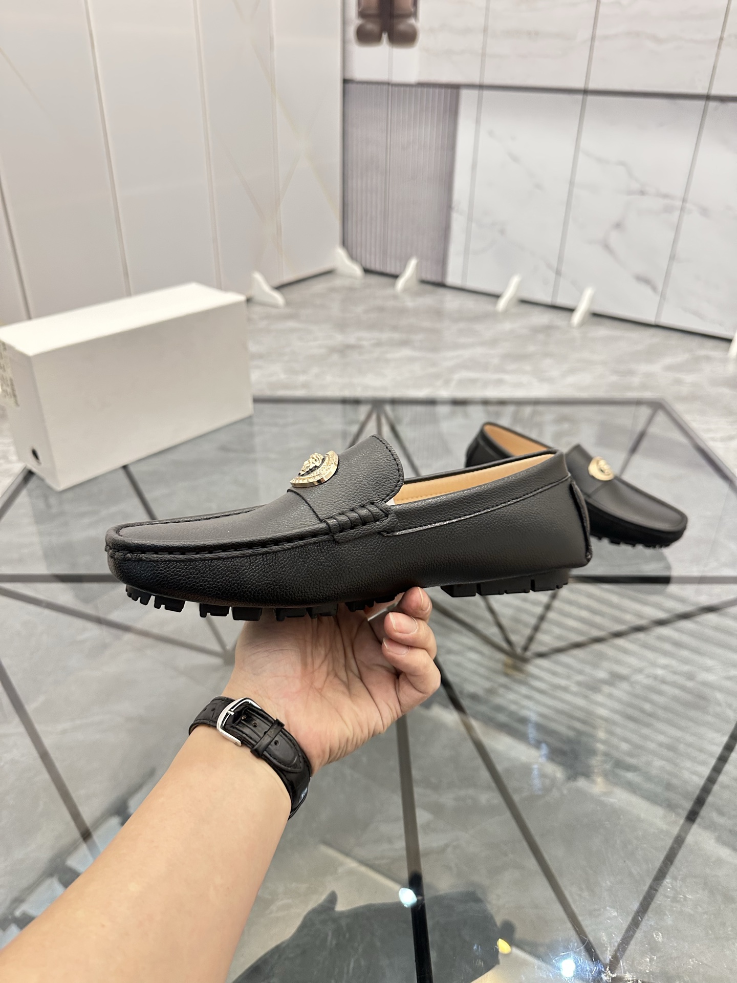 Precio de venta: P170 Marca del producto: Versace* "Versace*" Soya Bean Shoes Talla: 38-44 (Se puede