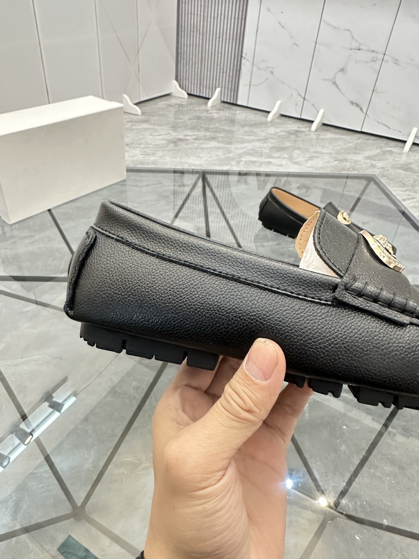Precio de venta: P170 Marca del producto: Versace* "Versace*" Soya Bean Shoes Talla: 38-44 (Se puede