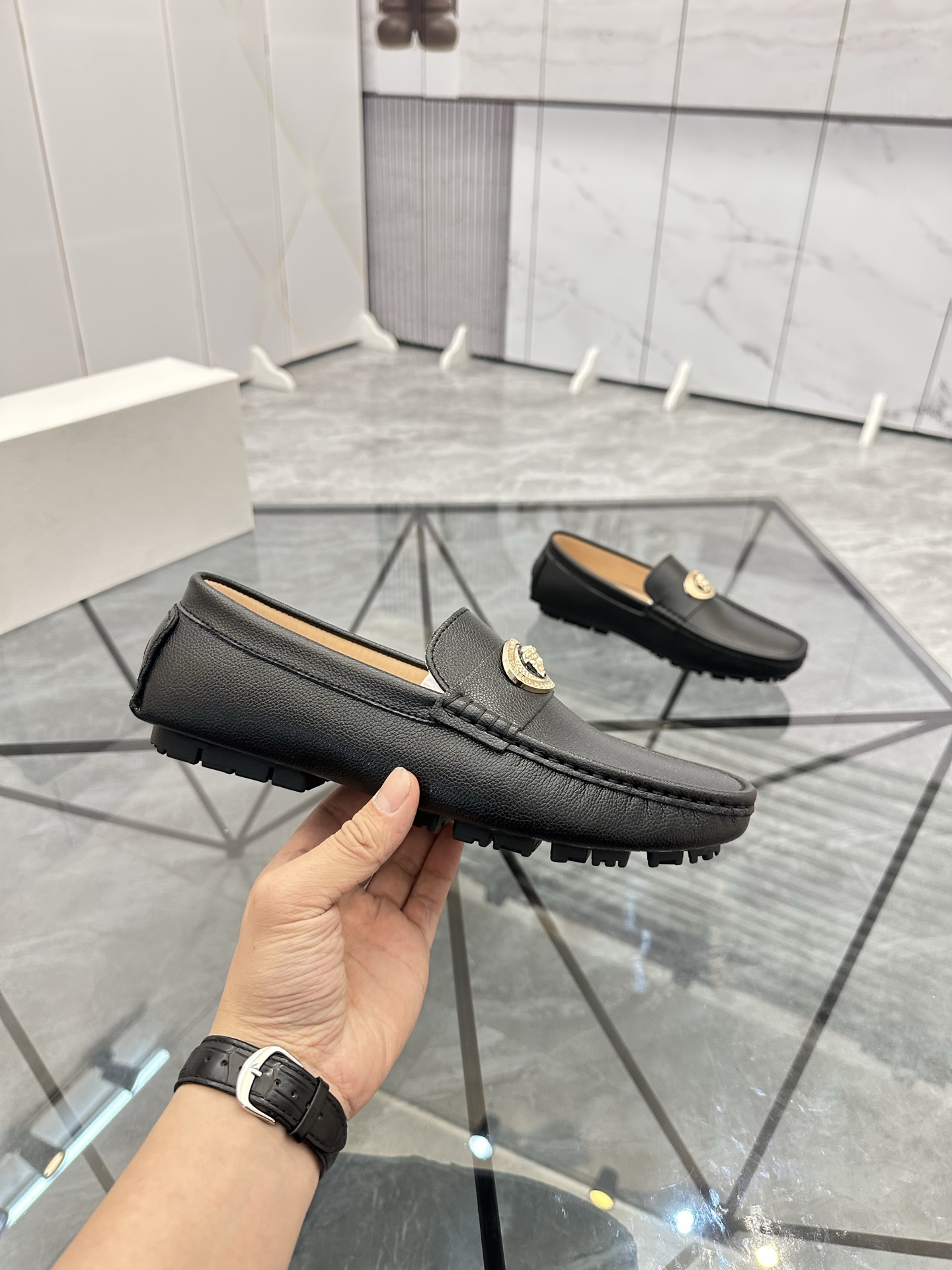 Precio de venta: P170 Marca del producto: Versace* "Versace*" Soya Bean Shoes Talla: 38-44 (Se puede