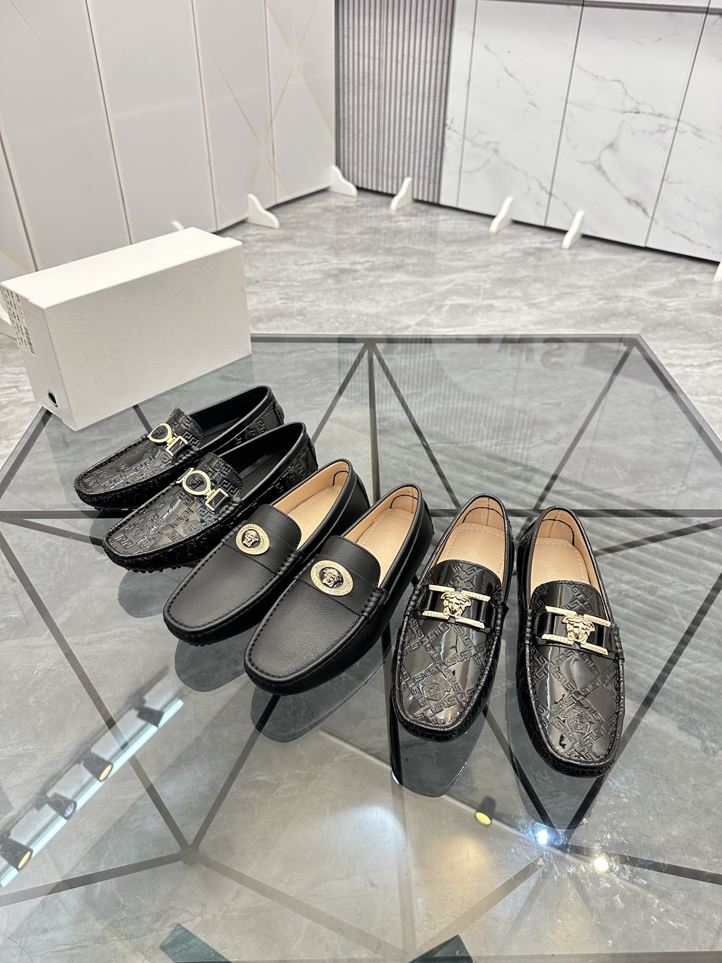 Precio de venta: P170 Marca del producto: Versace* "Versace*" Soya Bean Shoes Talla: 38-44 (Se puede