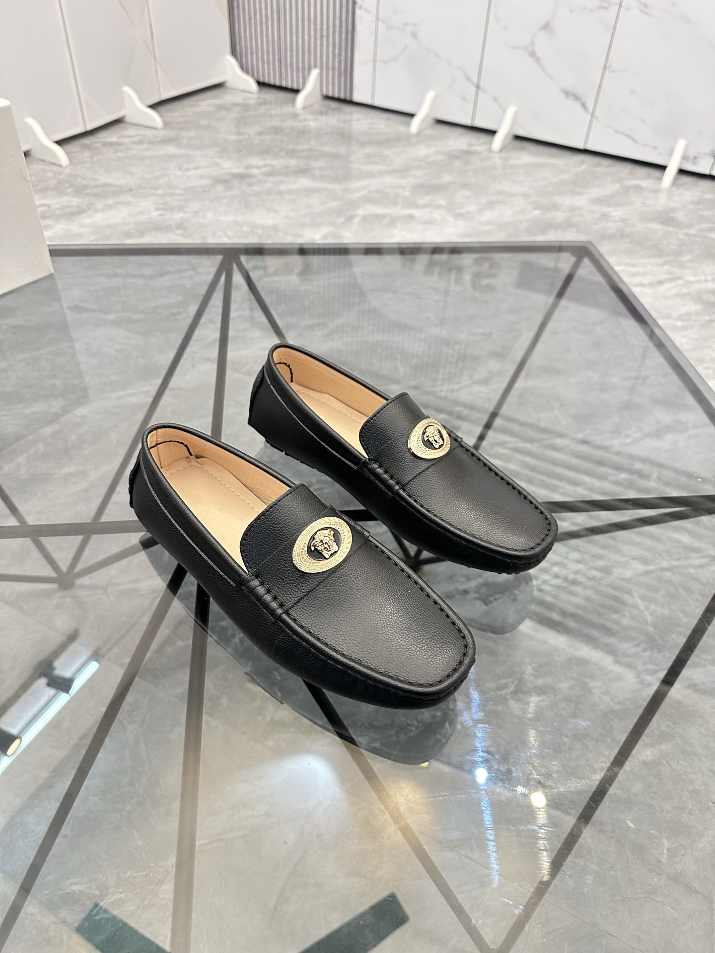Precio de venta: P170 Marca del producto: Versace* "Versace*" Soya Bean Shoes Talla: 38-44 (Se puede