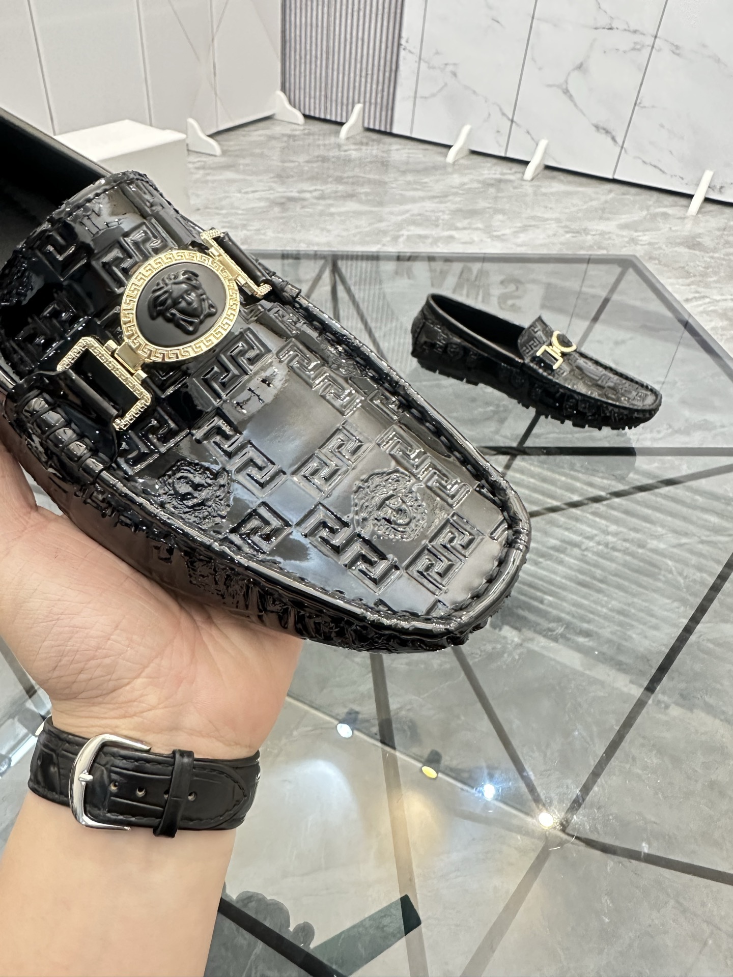 Precio de venta: P170 Marca del producto: Versace* "Versace*" Soya Bean Shoes Talla: 38-44 (Se puede