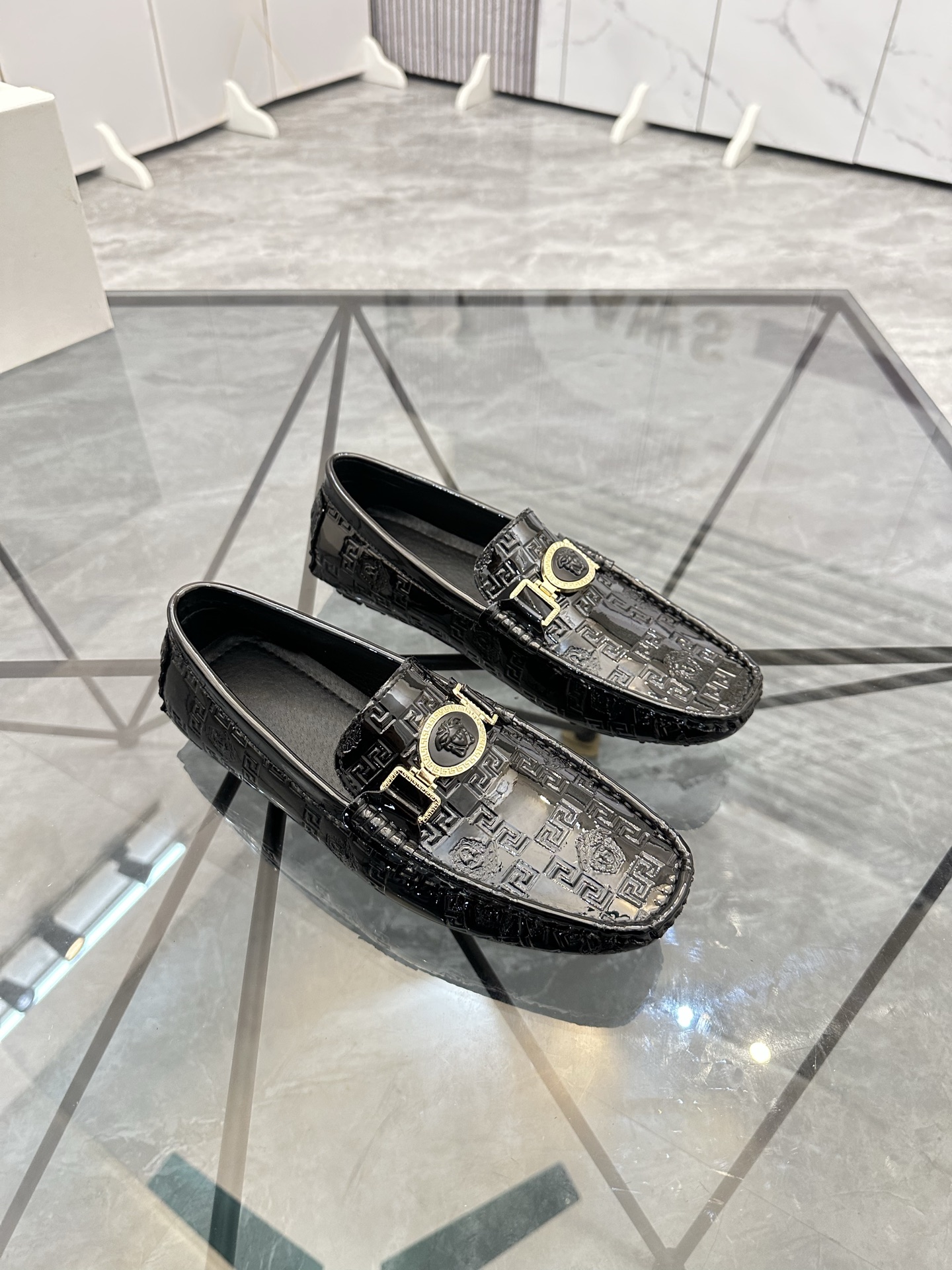 Precio de venta: P170 Marca del producto: Versace* "Versace*" Soya Bean Shoes Talla: 38-44 (Se puede
