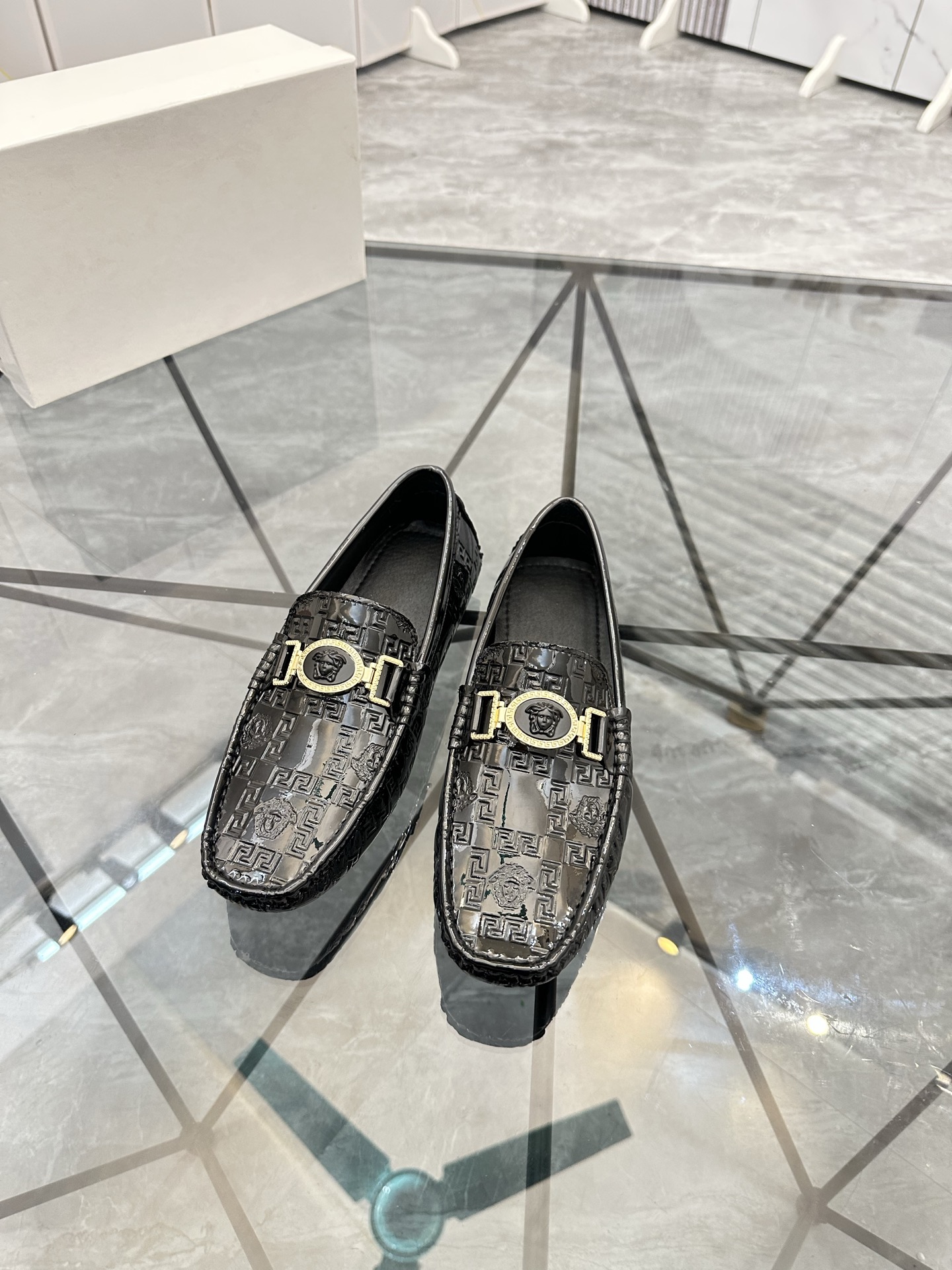 Precio de venta: P170 Marca del producto: Versace* "Versace*" Soya Bean Shoes Talla: 38-44 (Se puede