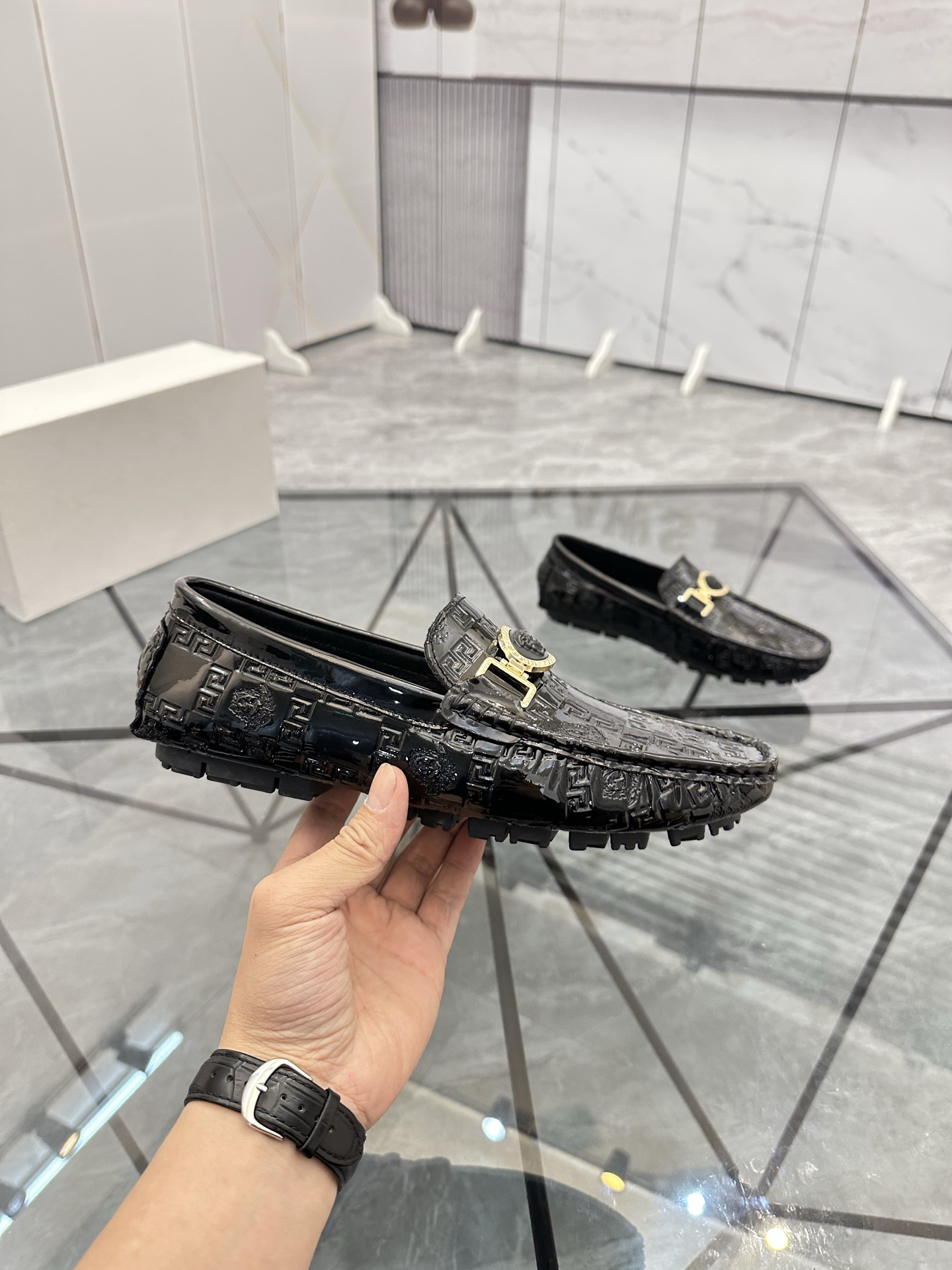 Precio de venta: P170 Marca del producto: Versace* "Versace*" Soya Bean Shoes Talla: 38-44 (Se puede