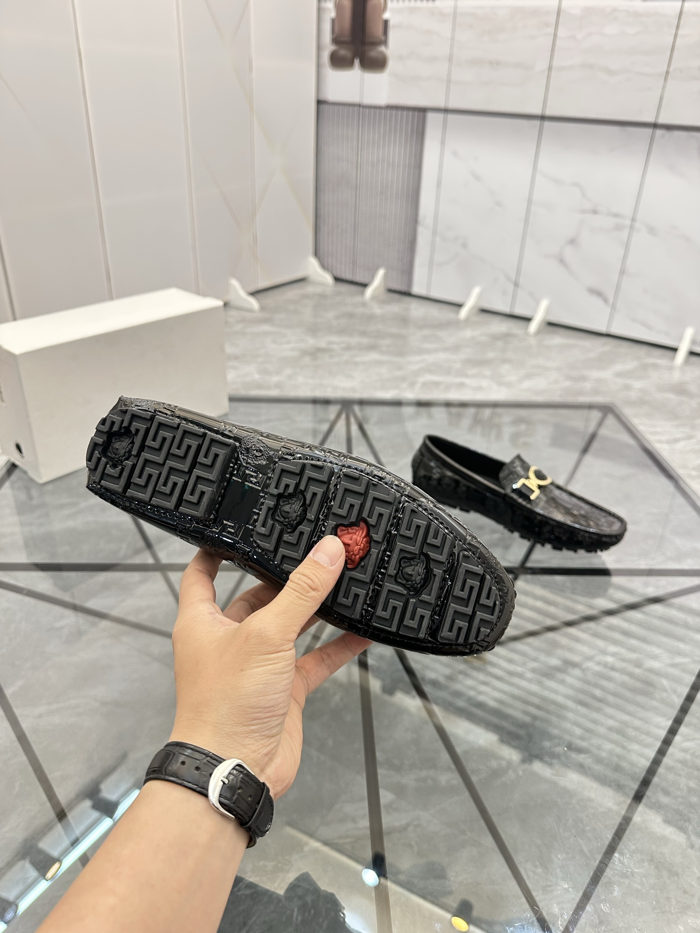 Precio de venta: P170 Marca del producto: Versace* "Versace*" Soya Bean Shoes Talla: 38-44 (Se puede