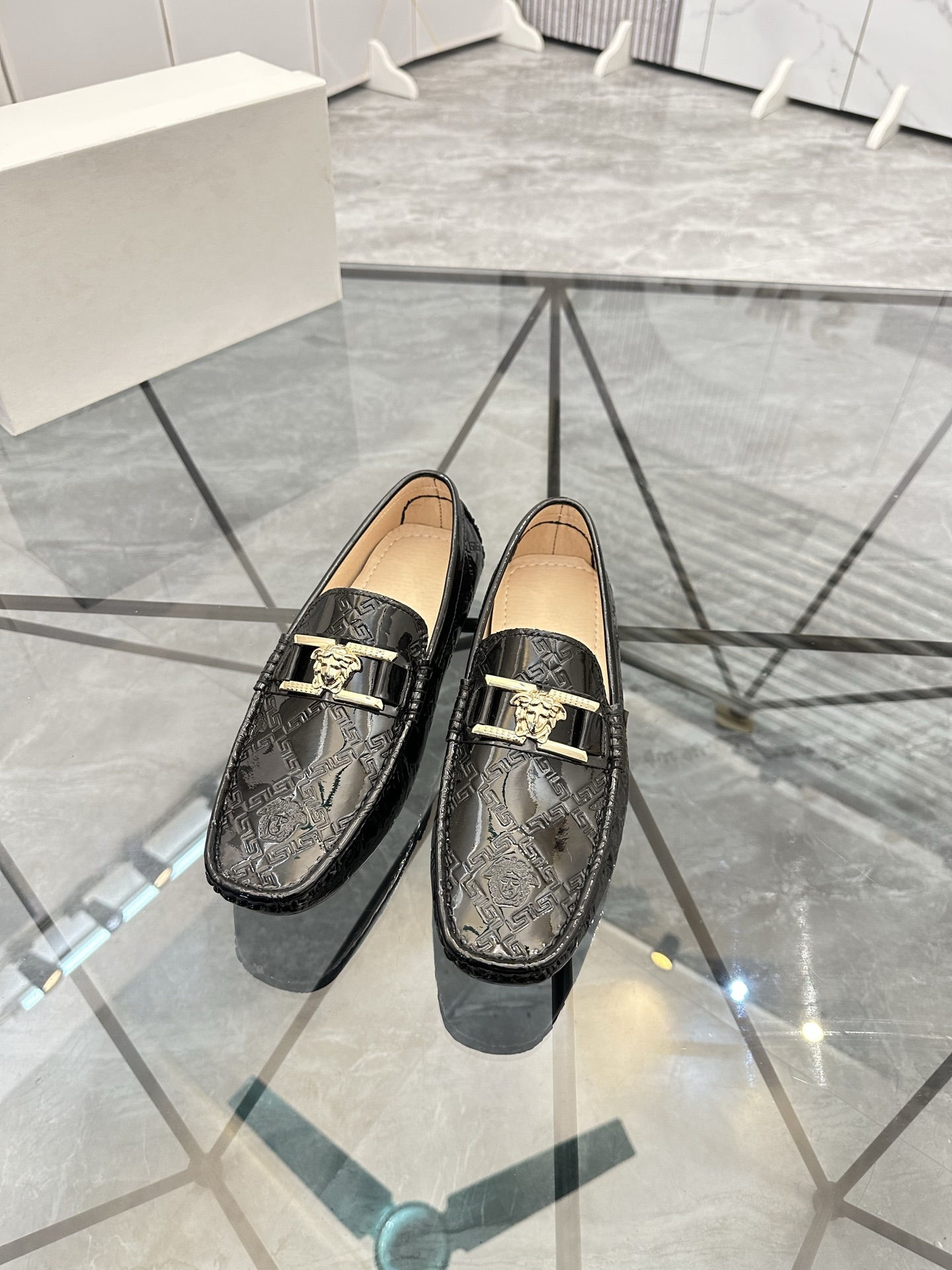 Precio de venta: P170 Marca del producto: Versace* "Versace*" Soya Bean Shoes Talla: 38-44 (Se puede