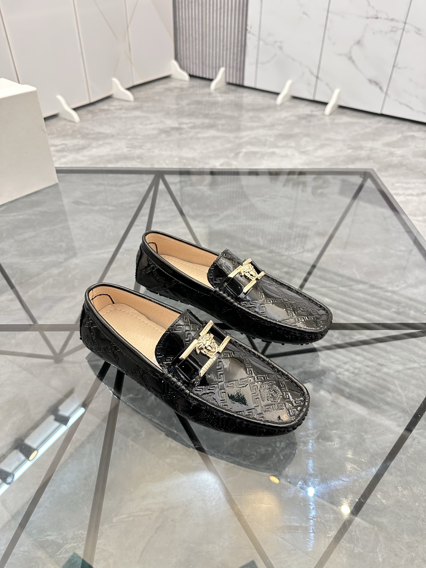 Precio de venta: P170 Marca del producto: Versace* "Versace*" Soya Bean Shoes Talla: 38-44 (Se puede
