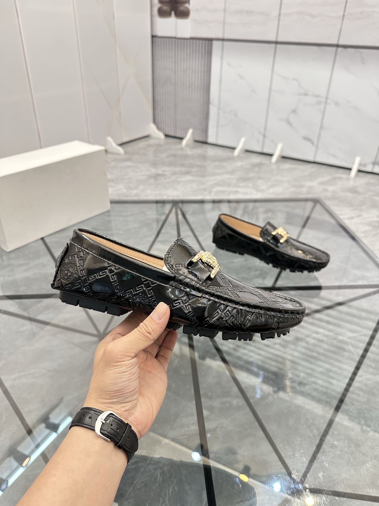 Precio de venta: P170 Marca del producto: Versace* "Versace*" Soya Bean Shoes Talla: 38-44 (Se puede