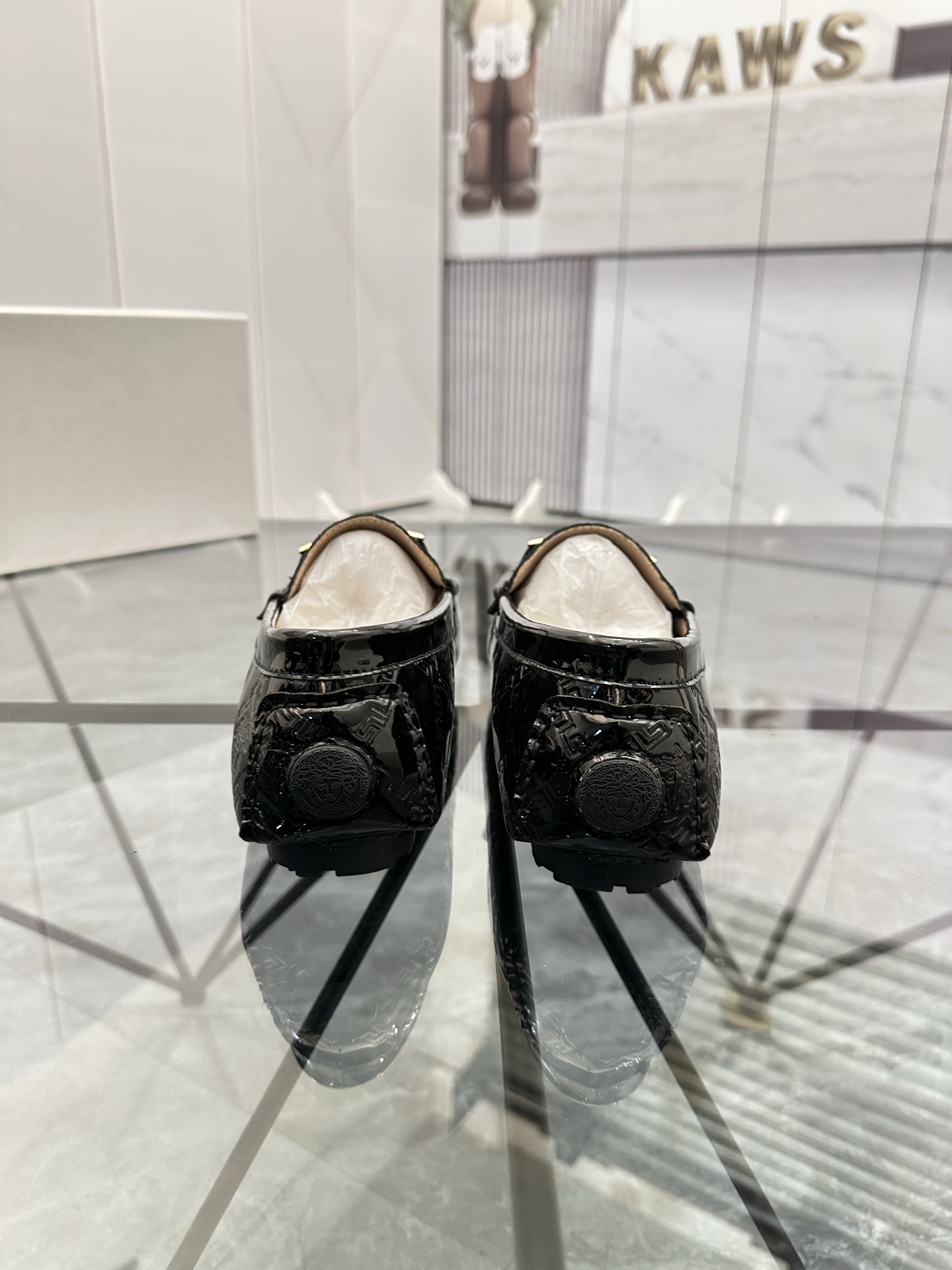 Precio de venta: P170 Marca del producto: Versace* "Versace*" Soya Bean Shoes Talla: 38-44 (Se puede