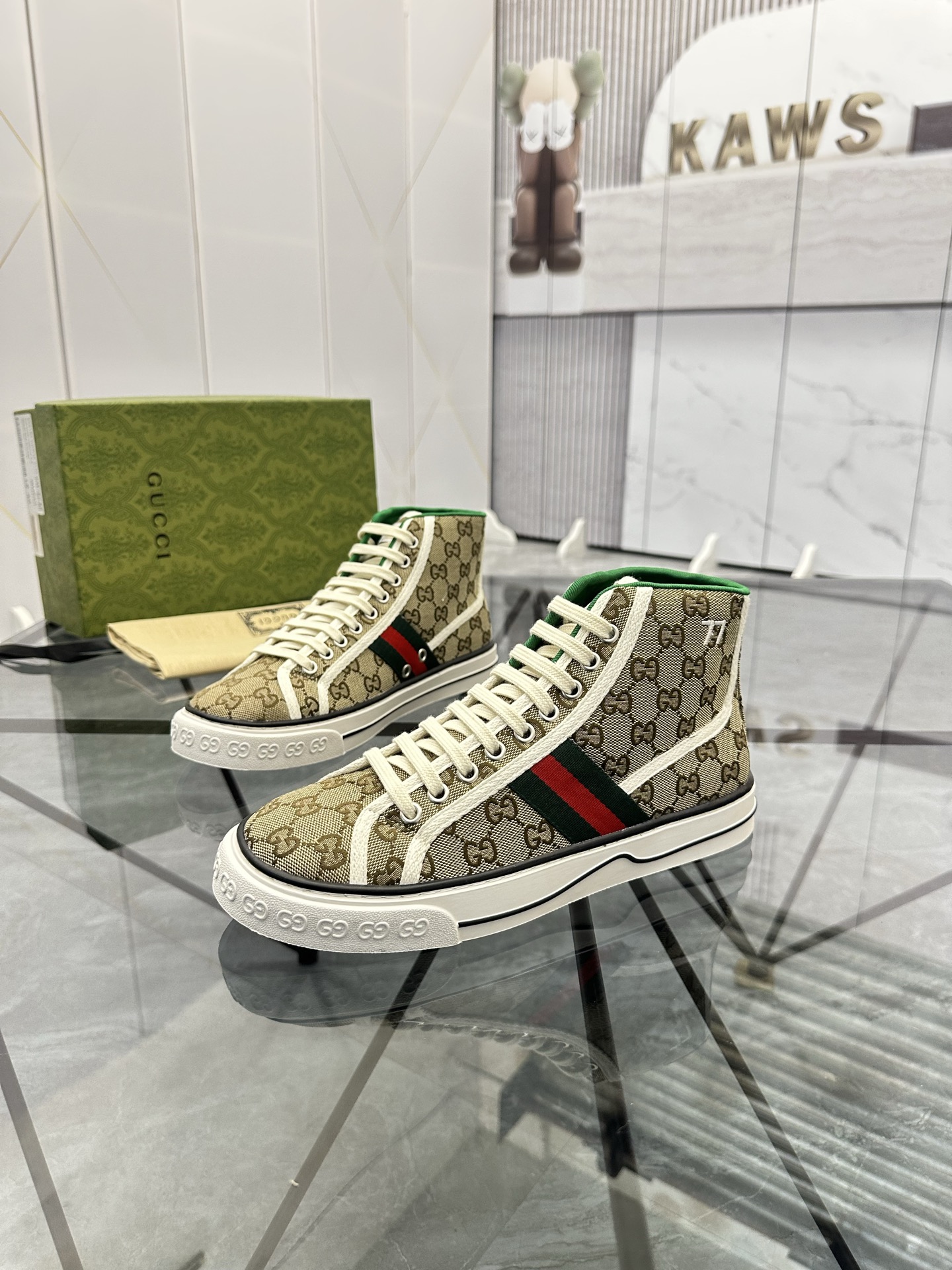 Precio de venta: P180 Marca: Gucci* Mocasines de caña alta Talla: 38-44 (45.46.) Material: Parte sup