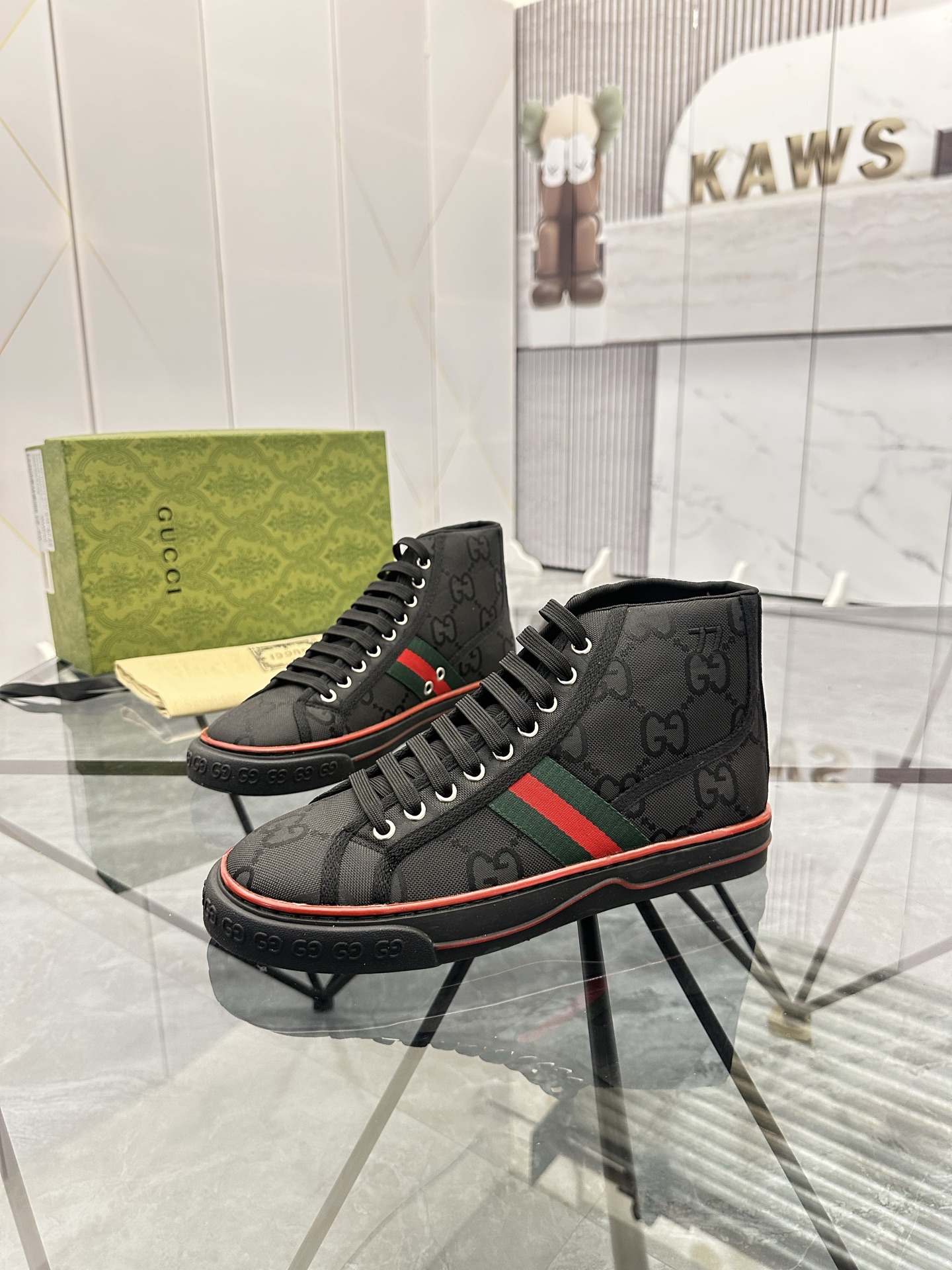 Precio de venta: P180 Marca: Gucci* Mocasines de caña alta Talla: 38-44 (45.46.) Material: Parte sup