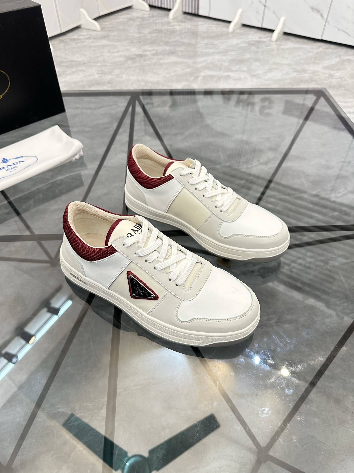 Precio: P180 Marca: Prada *"Prada*" lowtop casual shoes Talla: 38-44 (se puede personalizar hasta 45