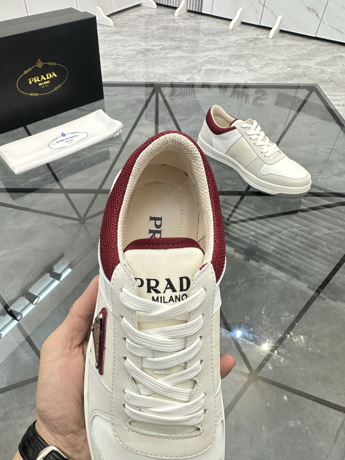 Precio: P180 Marca: Prada *"Prada*" lowtop casual shoes Talla: 38-44 (se puede personalizar hasta 45