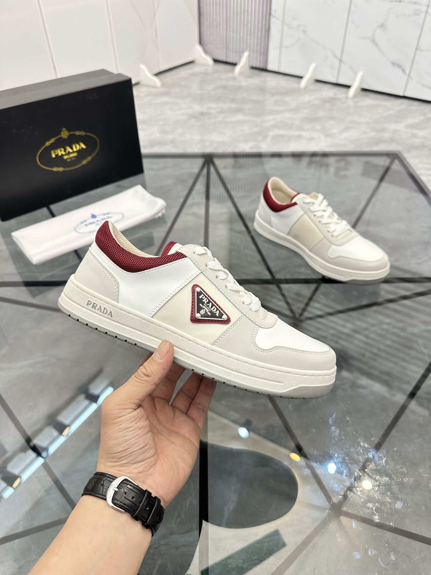 Precio: P180 Marca: Prada *"Prada*" lowtop casual shoes Talla: 38-44 (se puede personalizar hasta 45