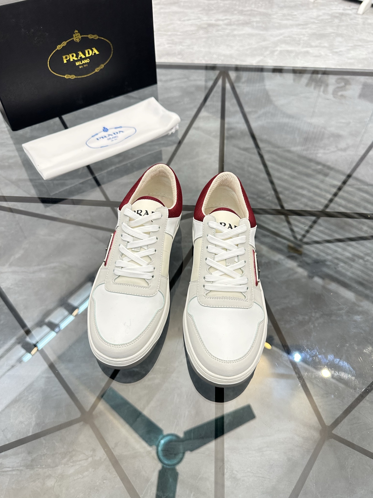 Precio: P180 Marca: Prada *"Prada*" lowtop casual shoes Talla: 38-44 (se puede personalizar hasta 45