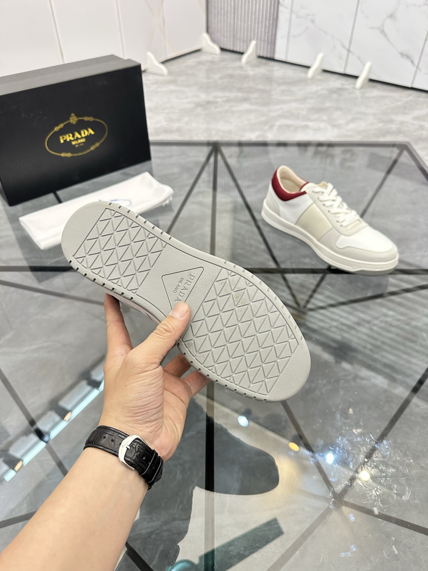 Precio: P180 Marca: Prada *"Prada*" lowtop casual shoes Talla: 38-44 (se puede personalizar hasta 45