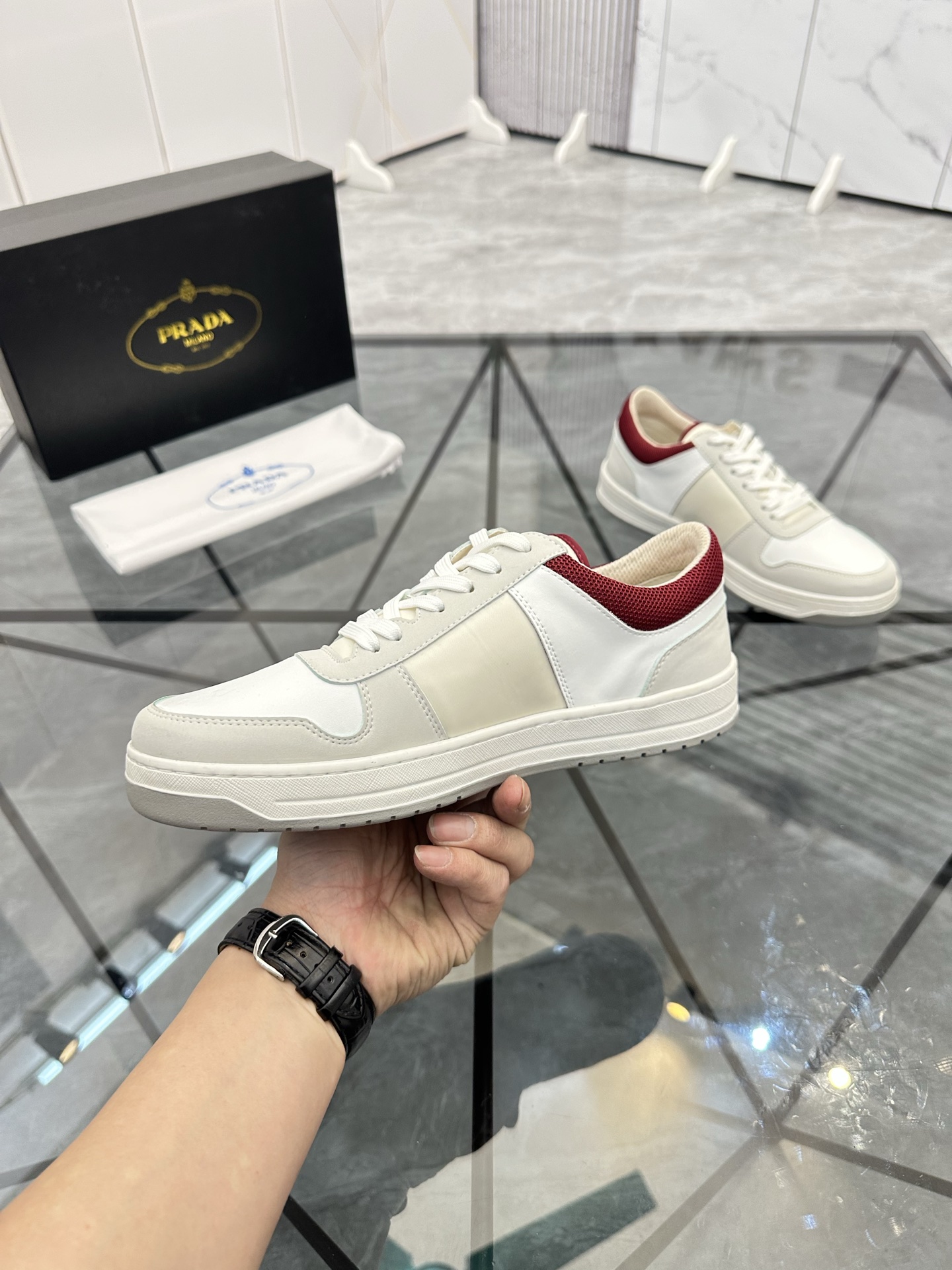 Precio: P180 Marca: Prada *"Prada*" lowtop casual shoes Talla: 38-44 (se puede personalizar hasta 45