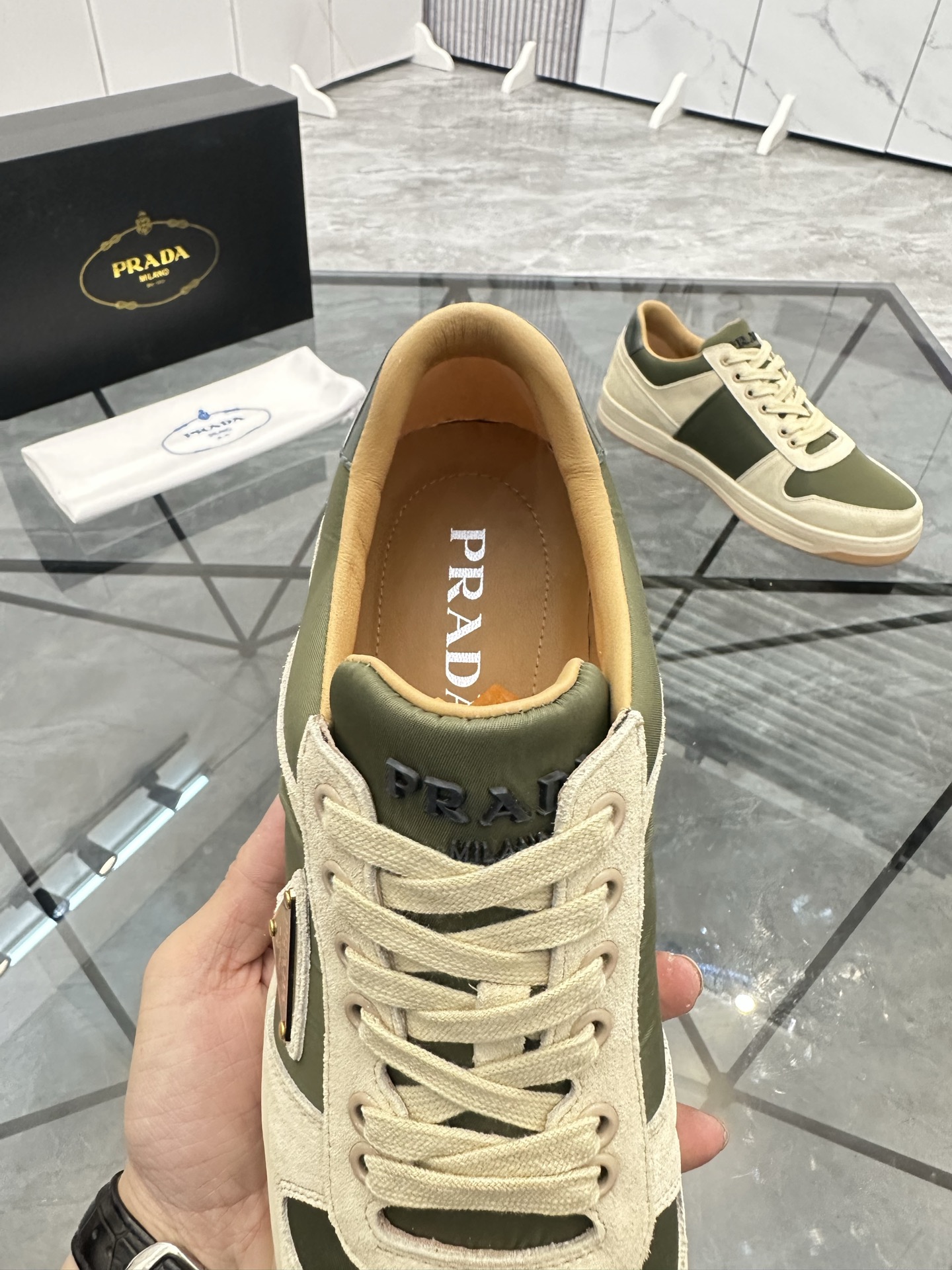 Precio: P180 Marca: Prada *"Prada*" lowtop casual shoes Talla: 38-44 (se puede personalizar hasta 45