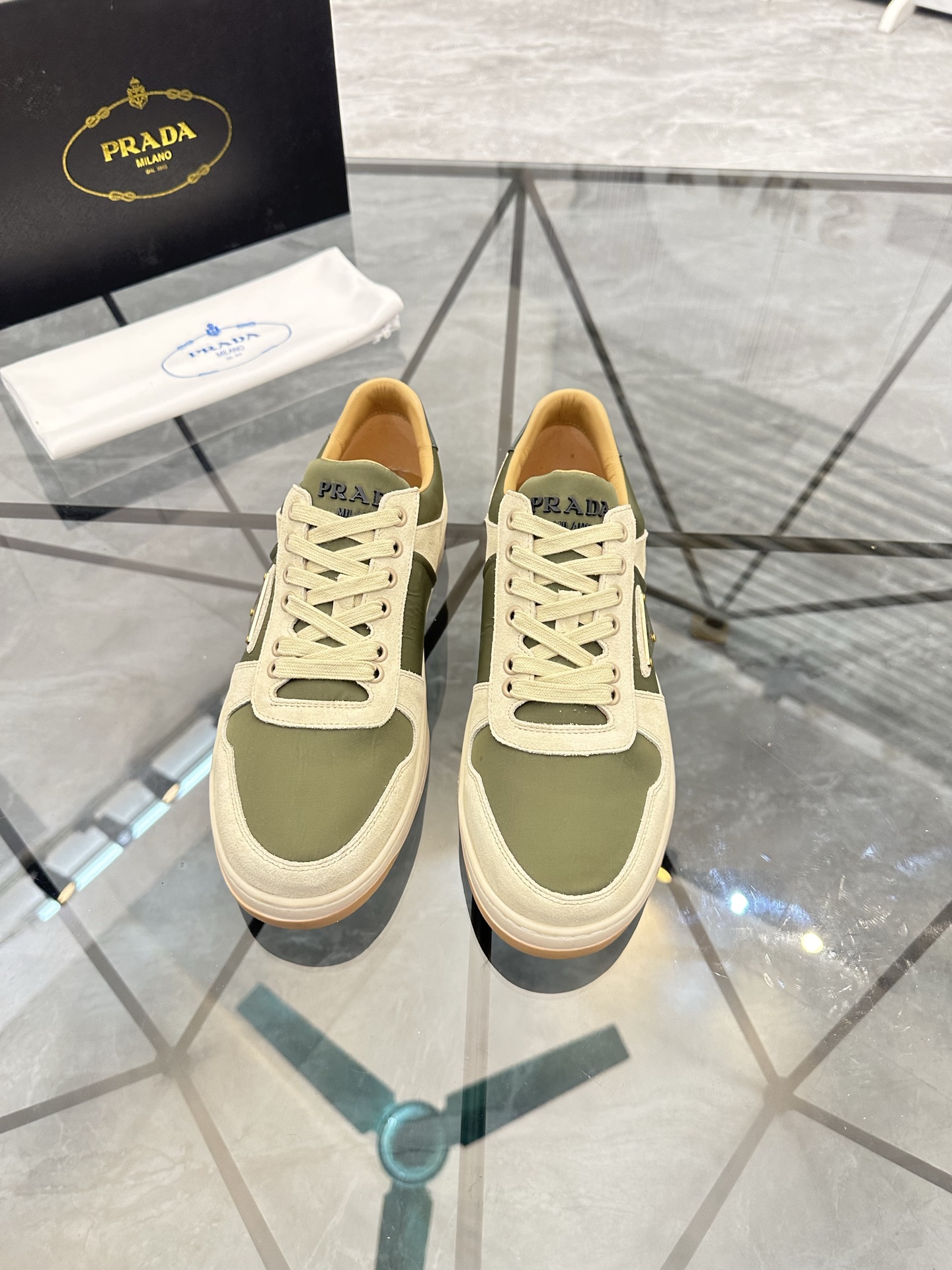 Precio: P180 Marca: Prada *"Prada*" lowtop casual shoes Talla: 38-44 (se puede personalizar hasta 45