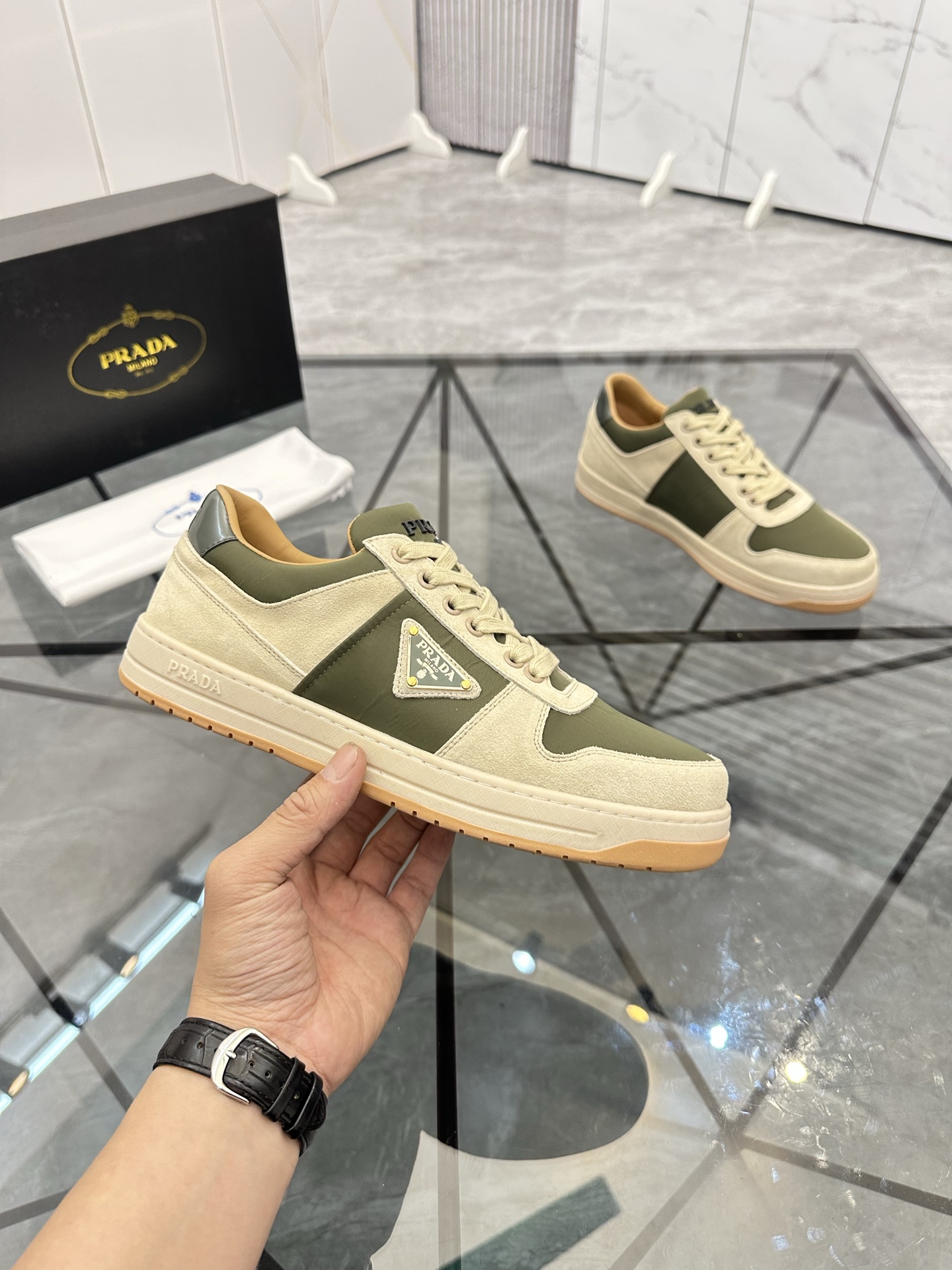 Precio: P180 Marca: Prada *"Prada*" lowtop casual shoes Talla: 38-44 (se puede personalizar hasta 45