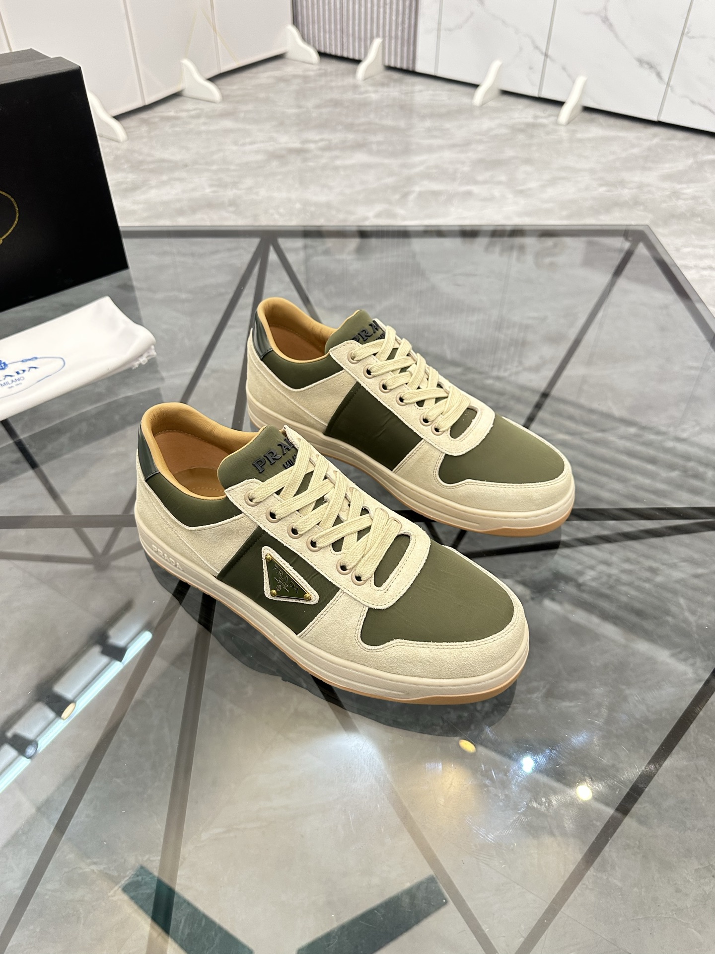 Precio: P180 Marca: Prada *"Prada*" lowtop casual shoes Talla: 38-44 (se puede personalizar hasta 45