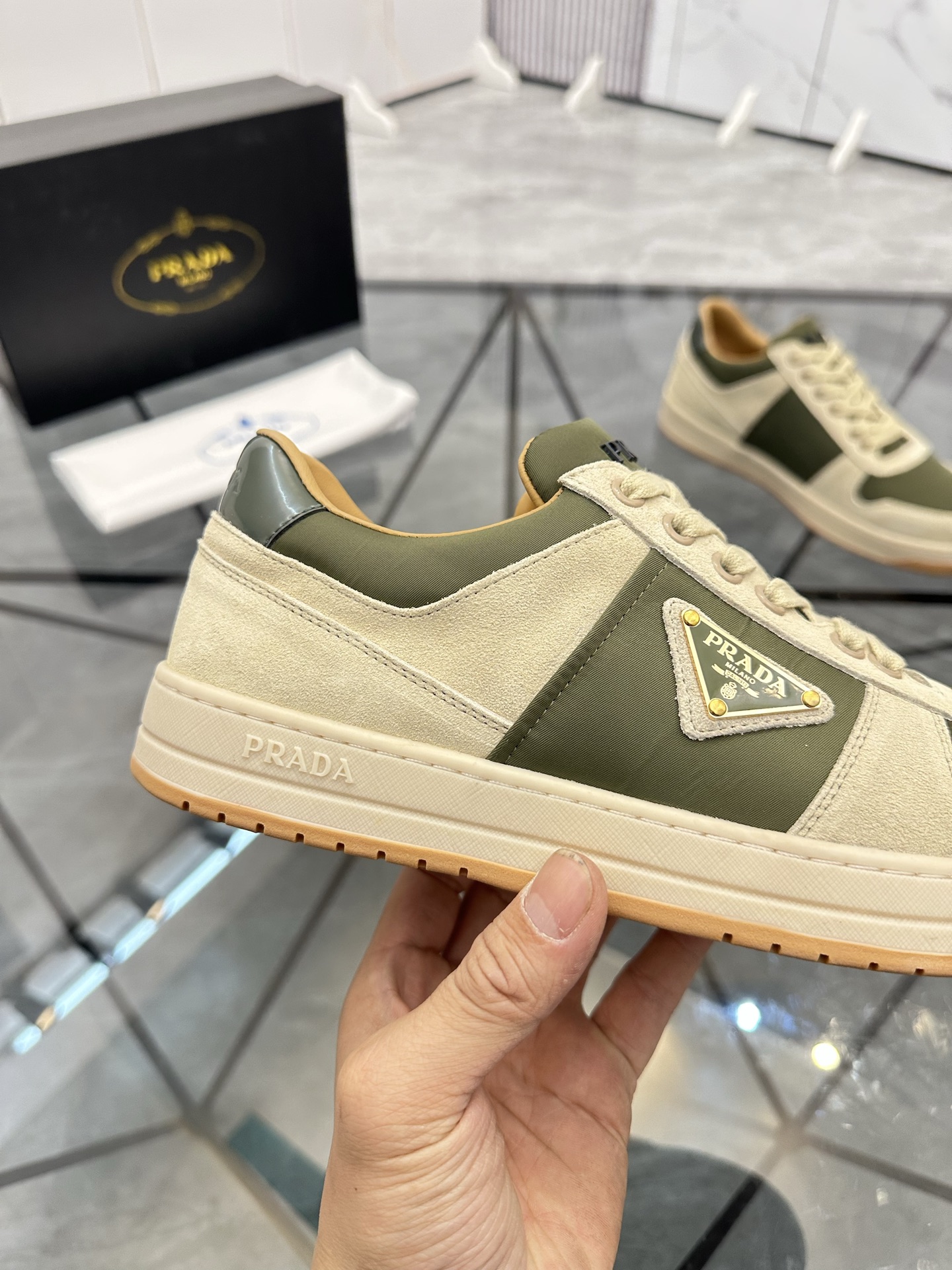Precio: P180 Marca: Prada *"Prada*" lowtop casual shoes Talla: 38-44 (se puede personalizar hasta 45