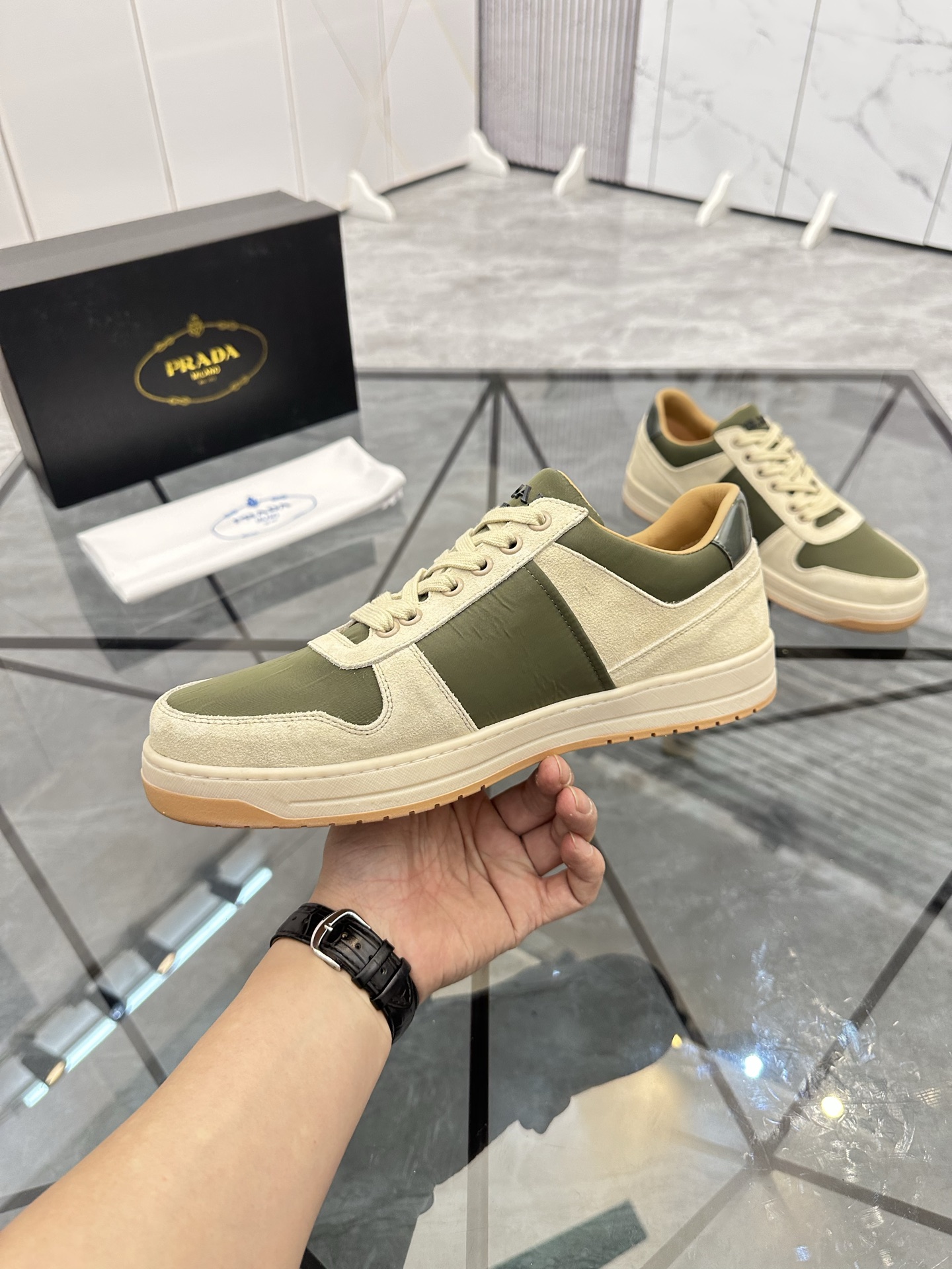 Precio: P180 Marca: Prada *"Prada*" lowtop casual shoes Talla: 38-44 (se puede personalizar hasta 45