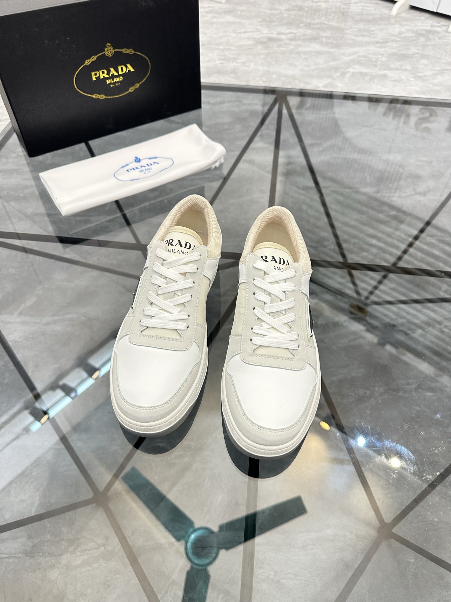 Precio: P180 Marca: Prada *"Prada*" lowtop casual shoes Talla: 38-44 (se puede personalizar hasta 45