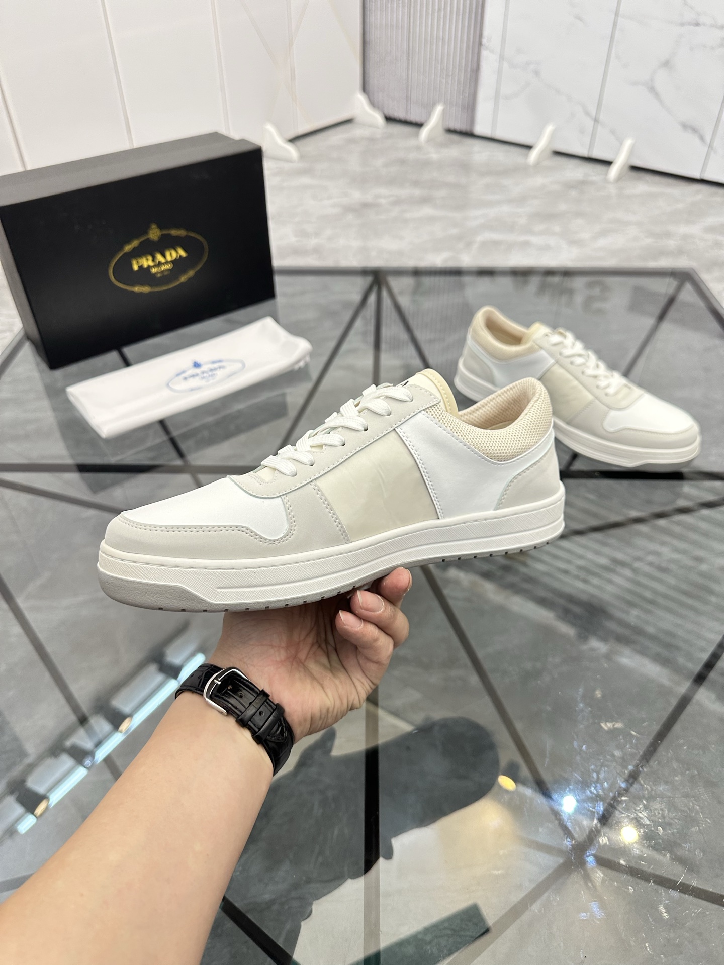 Precio: P180 Marca: Prada *"Prada*" lowtop casual shoes Talla: 38-44 (se puede personalizar hasta 45