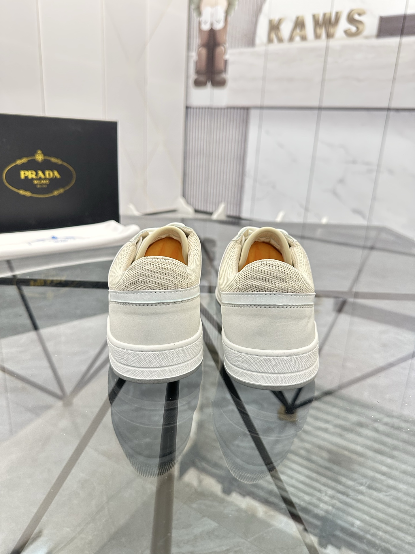 Precio: P180 Marca: Prada *"Prada*" lowtop casual shoes Talla: 38-44 (se puede personalizar hasta 45