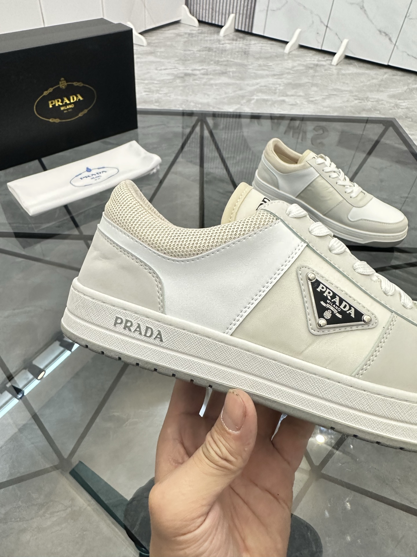 Precio: P180 Marca: Prada *"Prada*" lowtop casual shoes Talla: 38-44 (se puede personalizar hasta 45