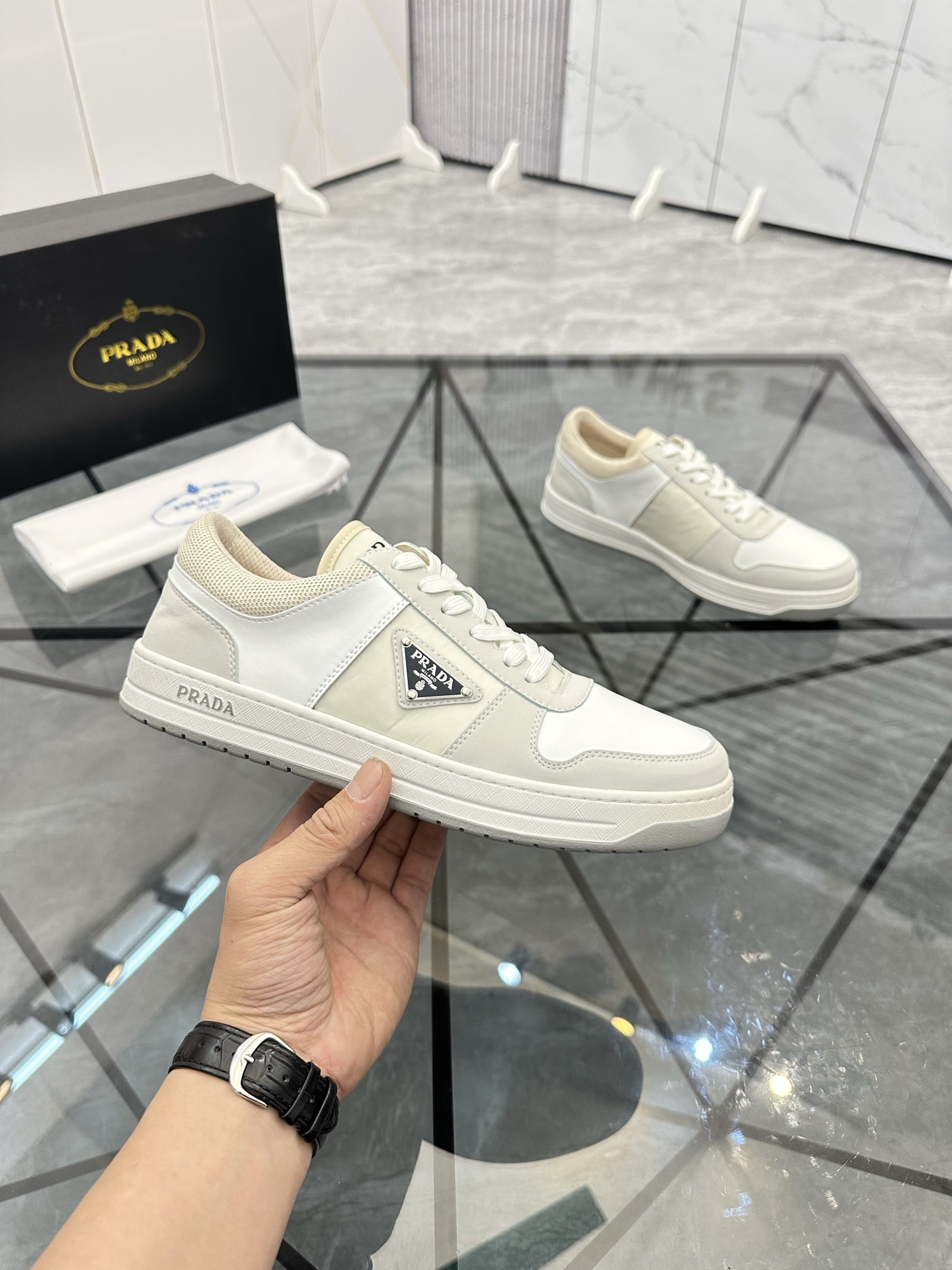Precio: P180 Marca: Prada *"Prada*" lowtop casual shoes Talla: 38-44 (se puede personalizar hasta 45