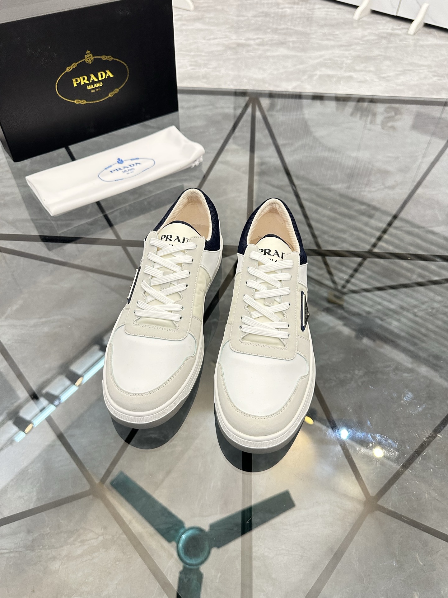 Precio: P180 Marca: Prada *"Prada*" lowtop casual shoes Talla: 38-44 (se puede personalizar hasta 45