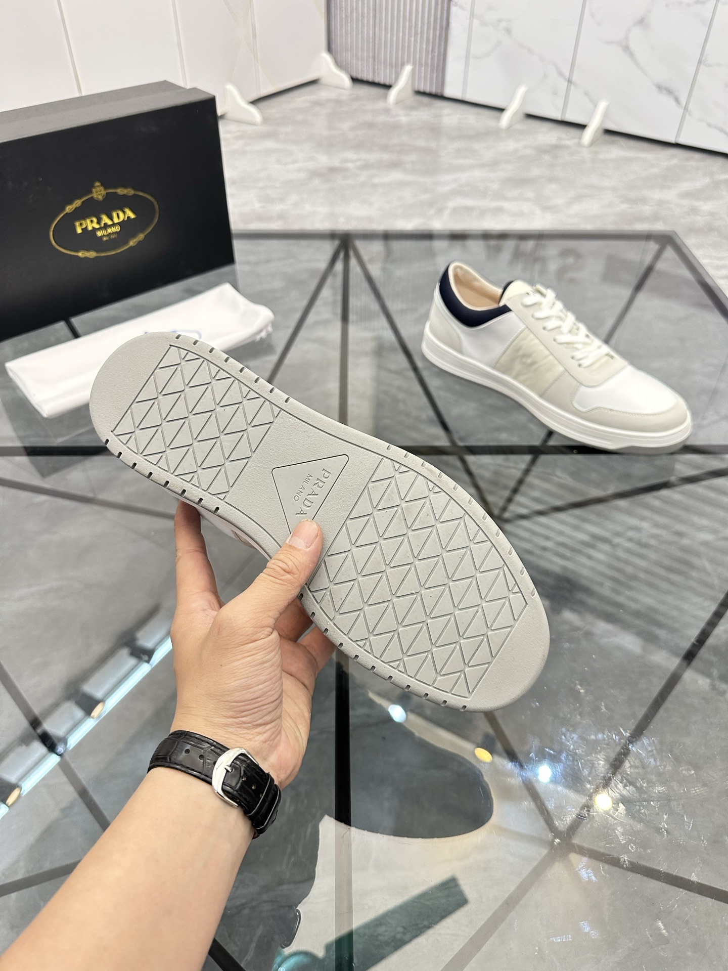 Precio: P180 Marca: Prada *"Prada*" lowtop casual shoes Talla: 38-44 (se puede personalizar hasta 45